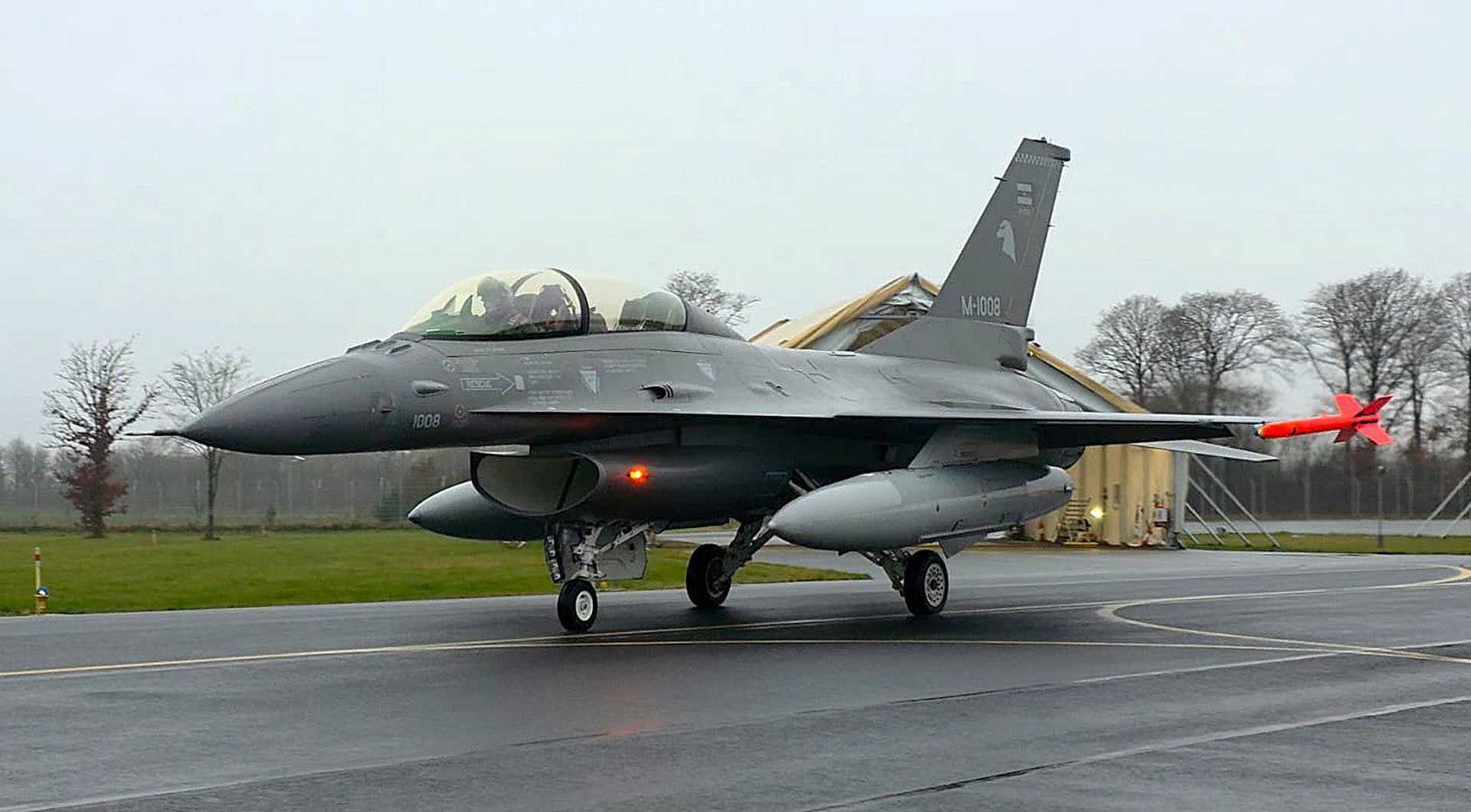 The six fighters are the first part of a broader program that includes 24 operational F-16AM/BM fighter jets plus one non-flying airframe for ground instruction under an agreement signed in April 2024 within the Peace Condor framework. (Picture source: Argentine MoD)
