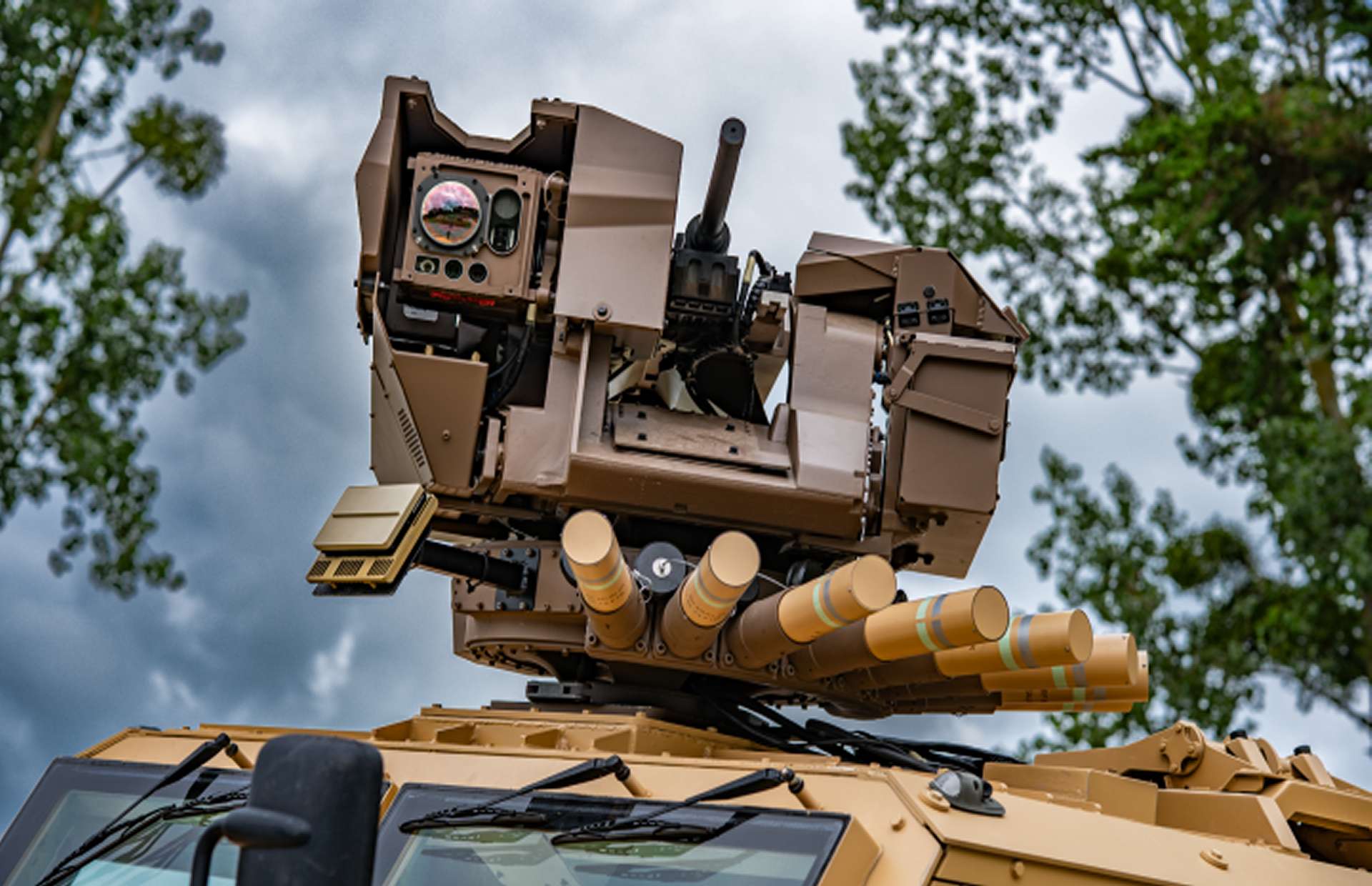 The Hornet Air Guard turret integrates a 40 mm airburst grenade launcher, a rotating radar and RF detector, and advanced day-night optronics, giving Griffon and Serval vehicles a fully networked short-range hard kill counter drone capability against small UAVs and FPV threats while maintaining standard direct fire support roles (Picture source: Arquus).