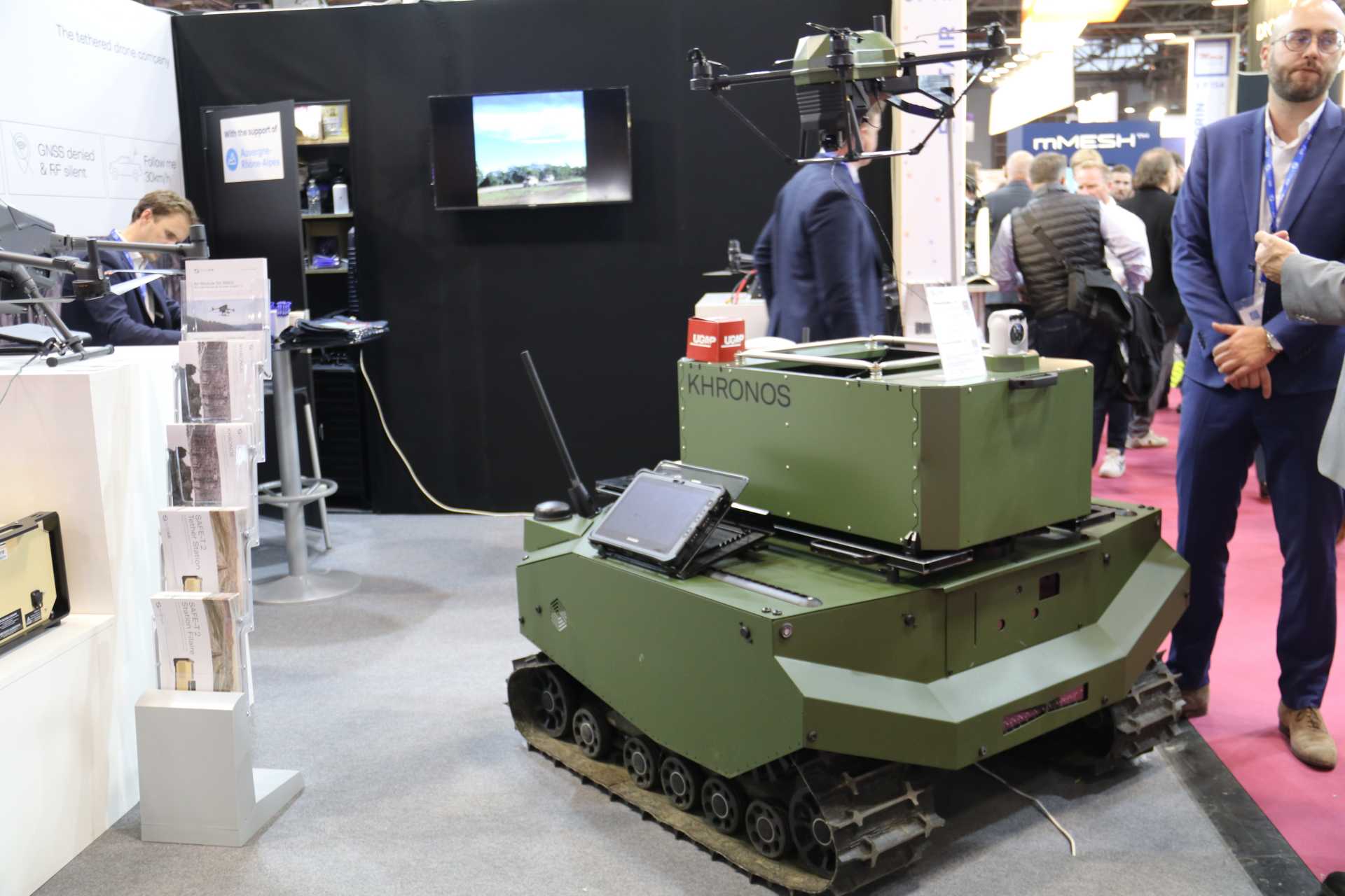 Elistair showcases the Khronos “Dual Payload” tethered drone system at Milipol 2025 in Paris, featuring integrated Silvus StreamCaster 4200P radio and Nextvision DragonEye2 EO camera for combined ISR and communication relay capabilities.