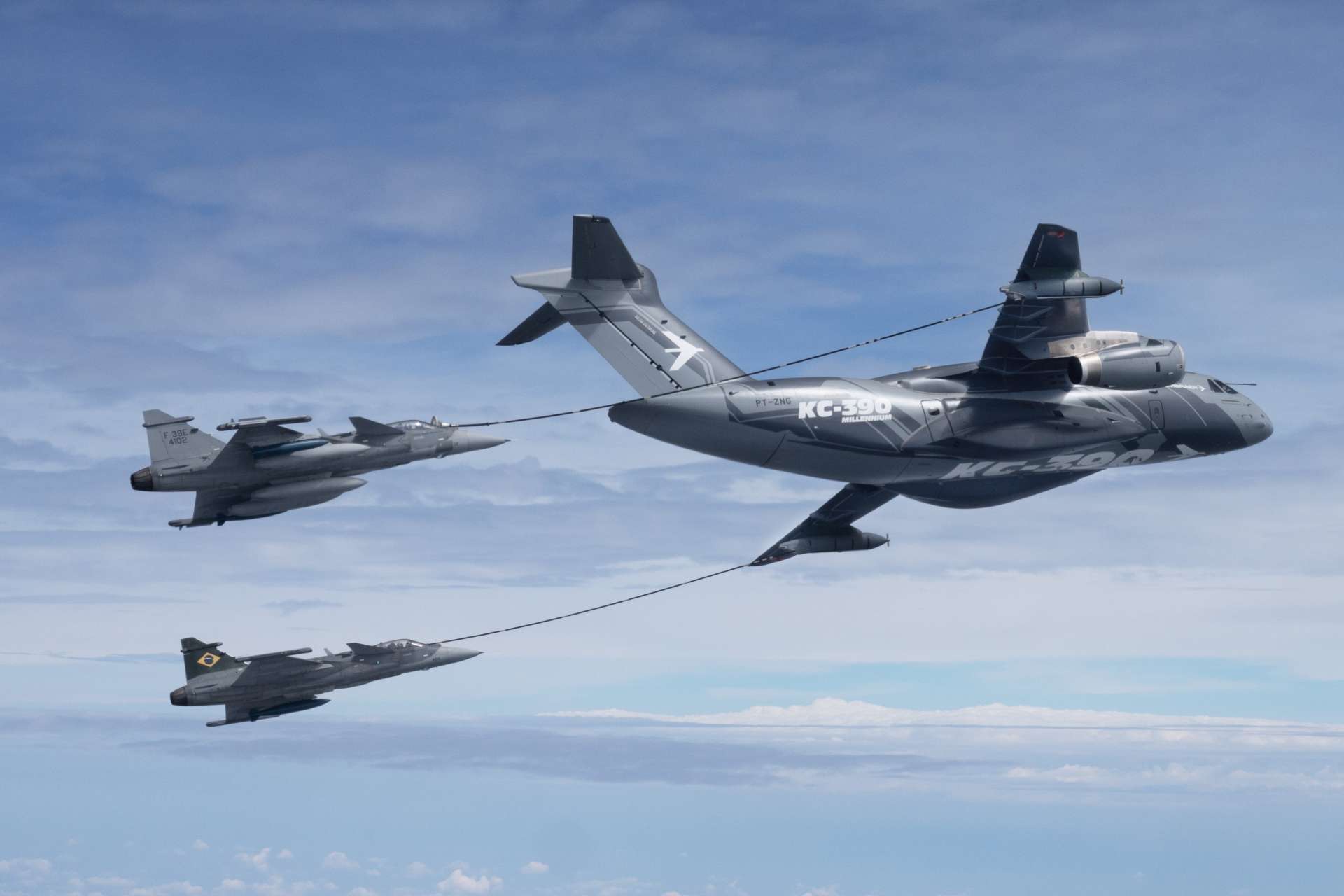 The successful refuelling certification between the KC-390 Millennium and the Gripen E marks a qualitative leap in how Brazil and Sweden can present their airpower offerings to both domestic decision-makers and export customers (Picture Source: Embraer)