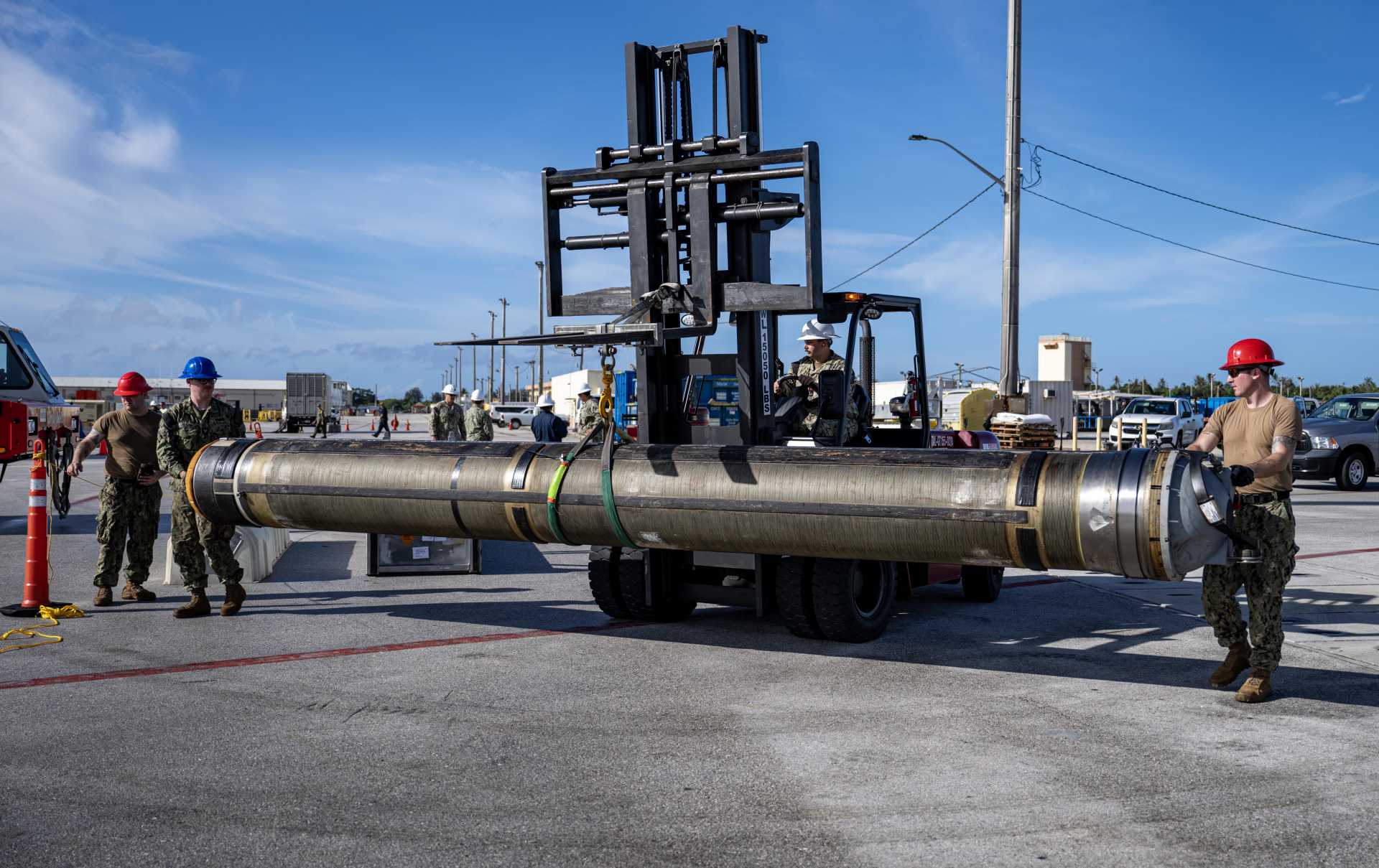 Tuinman explained that he wants a Dutch alternative that is significantly cheaper, produced quickly, and available in large quantities, but without copying the U.S. Tomahawk because it is extremely specialized and costly, making direct imitation unrealistic. (Picture source: US Navy)