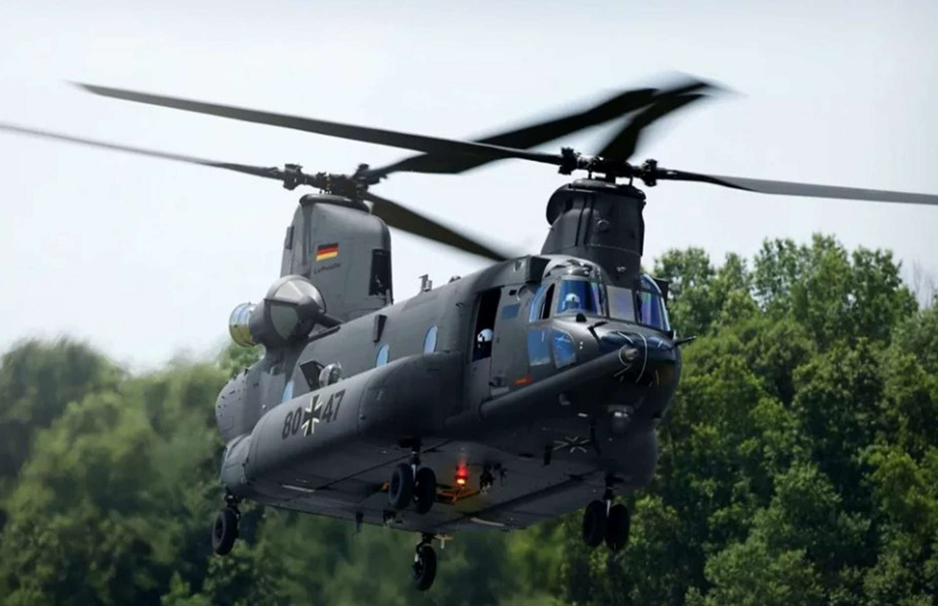 Germany’s new CH-47F Chinook brings 12-ton heavy lift, long-range refuelling, and a modern digital, self-protected cockpit for high-intensity NATO missions (Picture source: Honeywell).