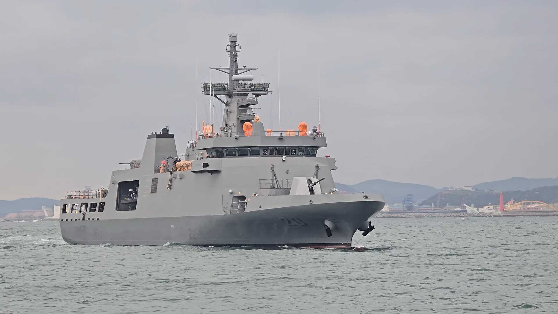 The Rajah Sulayman-class offshore patrol vessel traces its origins to the Philippine Navy’s Horizon 2 modernization phase launched in 2018, which authorized the acquisition of six next-generation offshore patrol ships to replace aging World War II-era vessels. (Picture source: Youtube/서각 이유충 합판 그림 조각가)