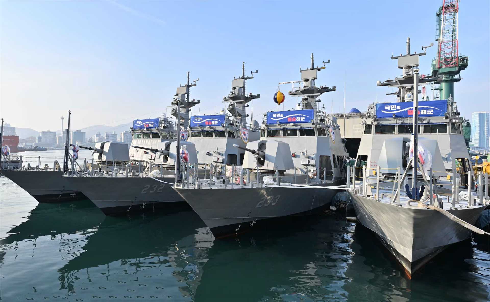 The four newly launched Chamsuri Batch-II high-speed patrol boats (PKMR-231, 232, 233, and 235) lined up at HJ Heavy Industries in Busan on December 8, 2025, showcasing the Republic of Korea Navy’s next-generation coastal defense assets.