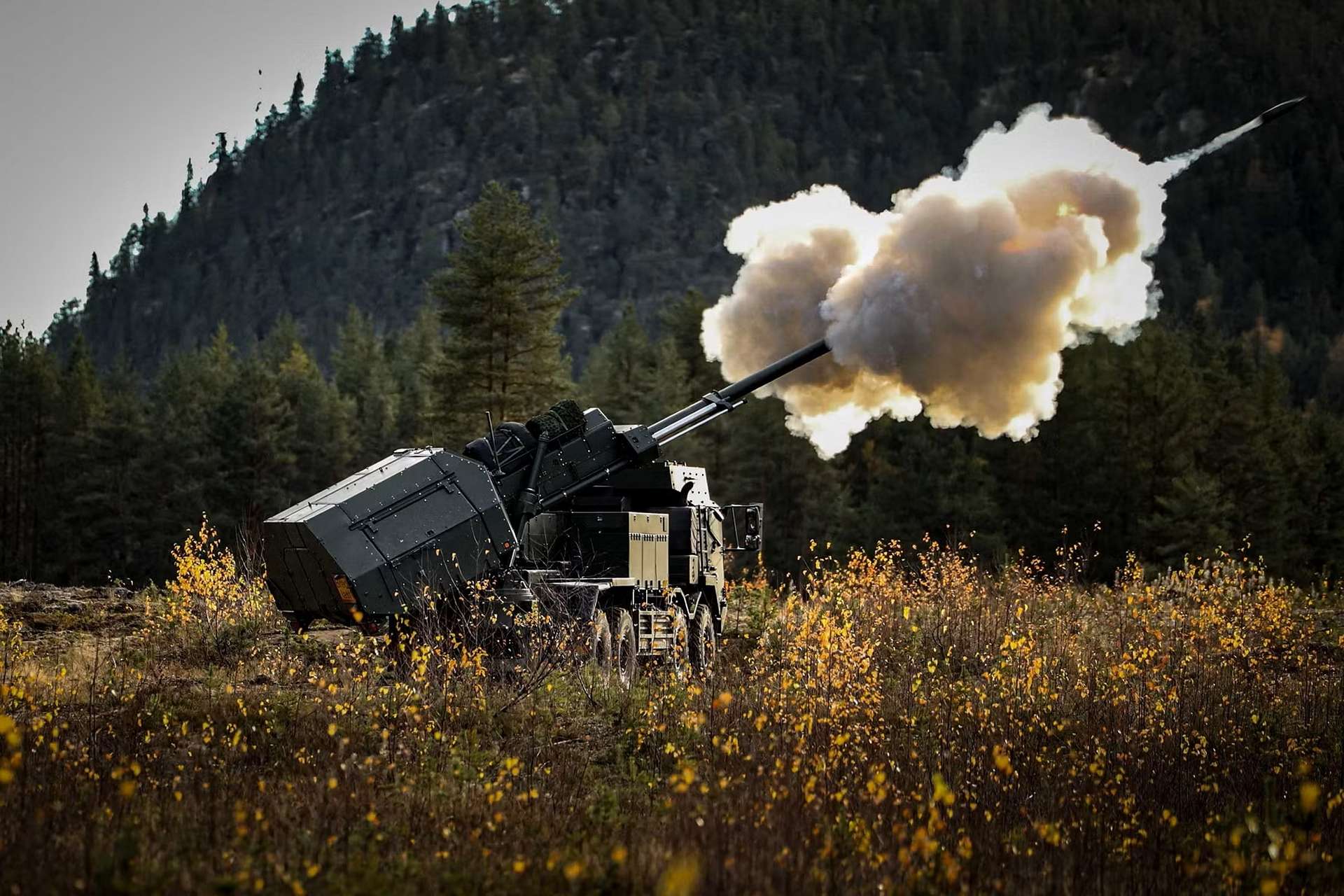 Sweden has reached key milestones in its artillery modernization, delivering upgraded Archer 6×6 systems and successfully testing the next-generation Archer 8×8, reinforcing NATO’s northern flank with enhanced mobility and firepower (Picture Source: Swedish Armed Forces)