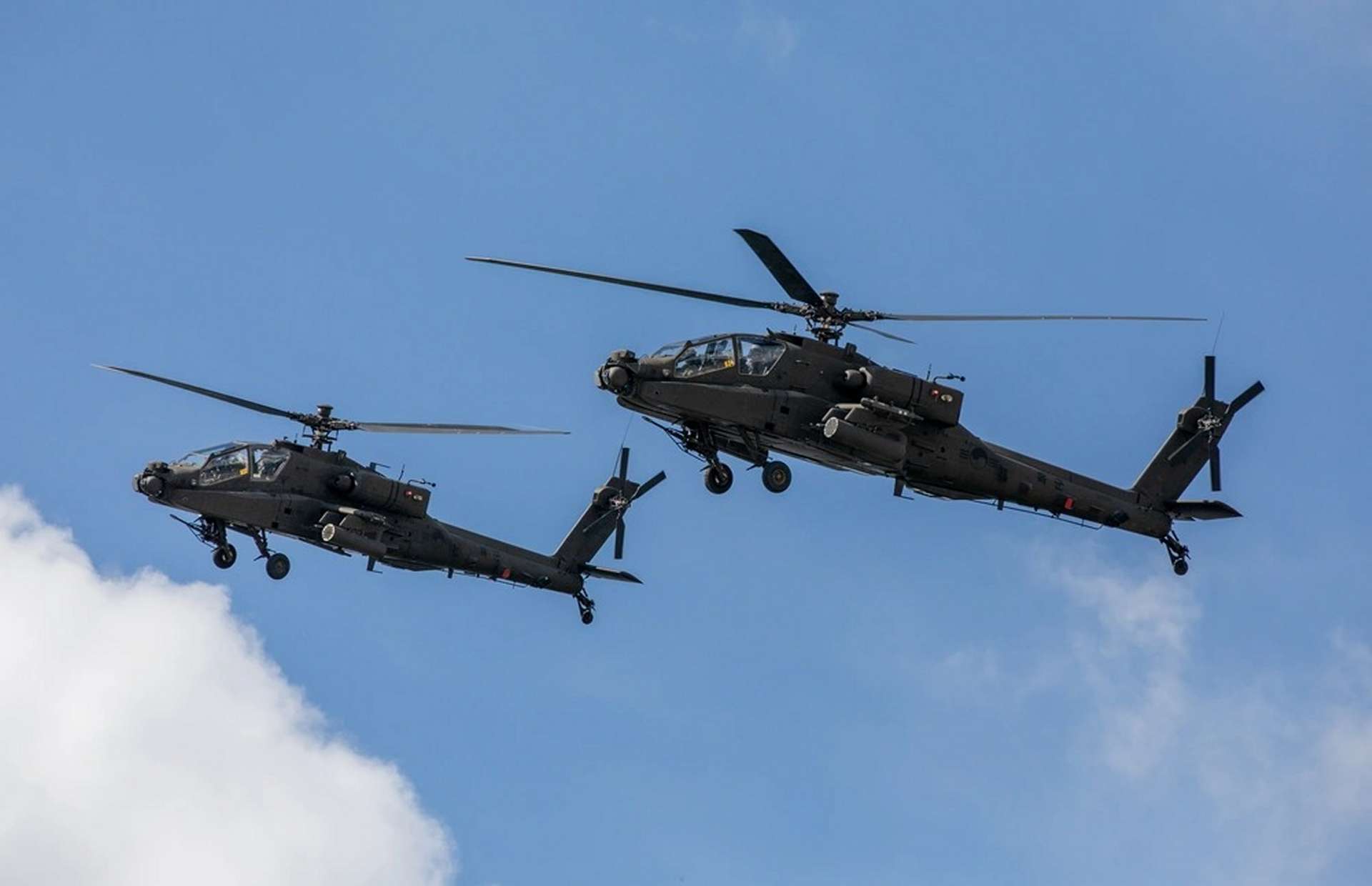 The AH-64E Apache Guardian pairs more powerful engines and composite rotors with advanced sensors, Link 16 networking, and Hellfire/JAGM missiles, delivering high-performance, precision strike, and emerging counter-drone capability (Picture source: U.S. DoW).