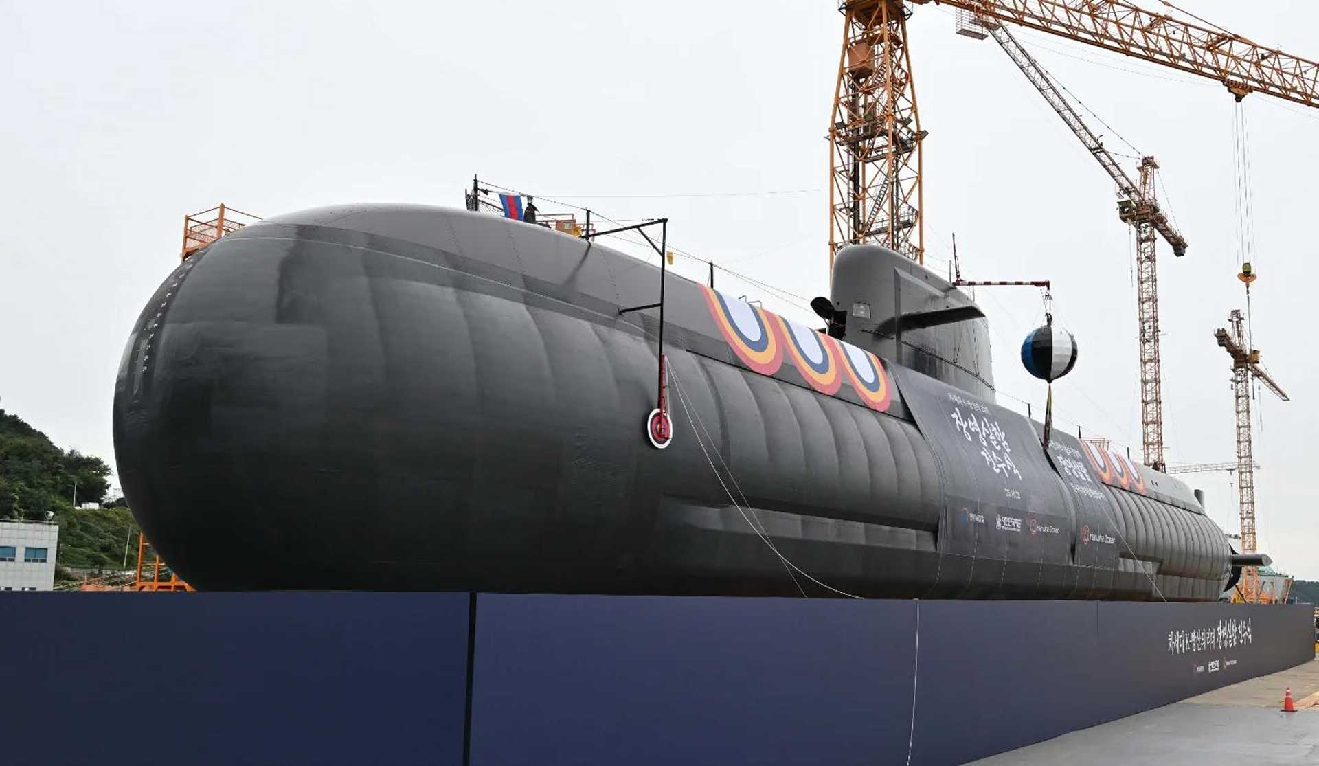 ROKS Jang Yeong-sil (SS-087), the world’s first diesel-electric submarine combining South Korea’s indigenous lithium-ion propulsion and a 10-cell vertical launch system, is also Hanwha Ocean’s first fully domestic-built KSS-III Batch-II submarine. (Picture source: ROK Navy)
