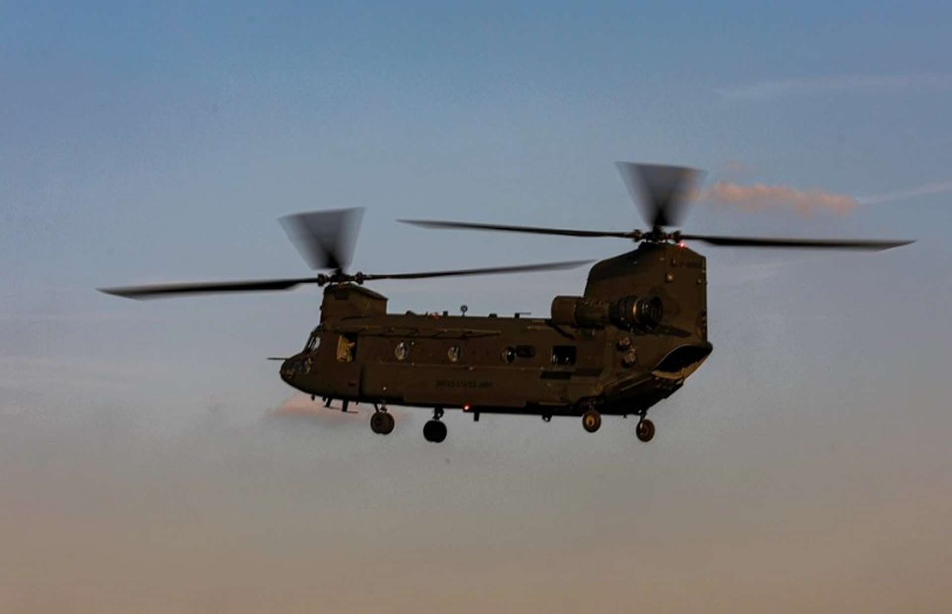 CH-47F Chinook Block II boosts heavy-lift with a 54,000-lb max weight, advanced rotor blades, redesigned fuel system, and refined flight controls, moving JLTVs, M777s, and bridging farther in high-hot conditions while enhancing DVE safety for contested logistics (Picture source: U.S. DoW).