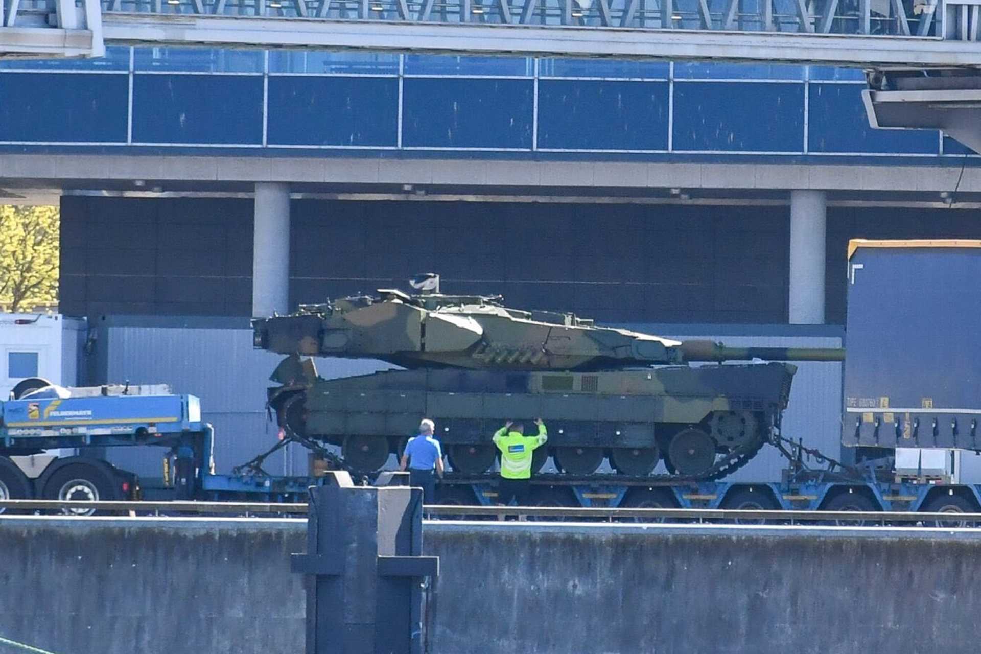 Industrial distribution divides assembly between 37 Leopard 2A8NORs to be completed in Norway by Ritek in Levanger, and 17 units delivered fully assembled from Germany. (Picture source: Kieler Nachrichten via X/@front_ukrainian)