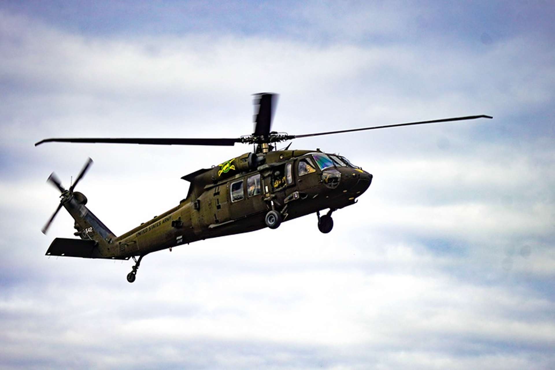 U.S. Army advances procurement of the first 10 UH-60M Black Hawks in a $65 million Sikorsky contract, sustaining frontline tactical lift while preparing the platform for future digital and survivability upgrades (Picture source: U.S. DoW).
