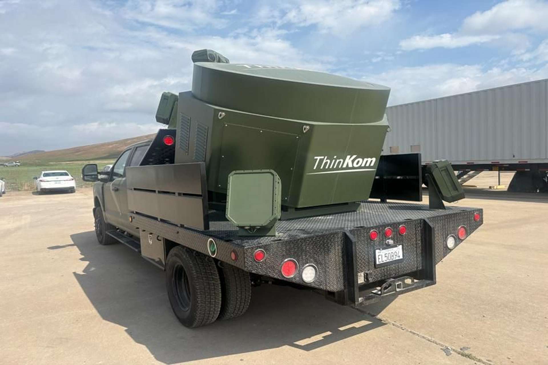 ThinKom Solutions’ truck-mounted High Power Microwave counter-UAS system, integrated with Echodyne’s EchoShield radar, demonstrated a mobile non-kinetic capability designed to detect, track, and disable hostile drones by disrupting their onboard electronics during a U.S. Army Cross Domain Fires experiment (Picture source: ThinKom).