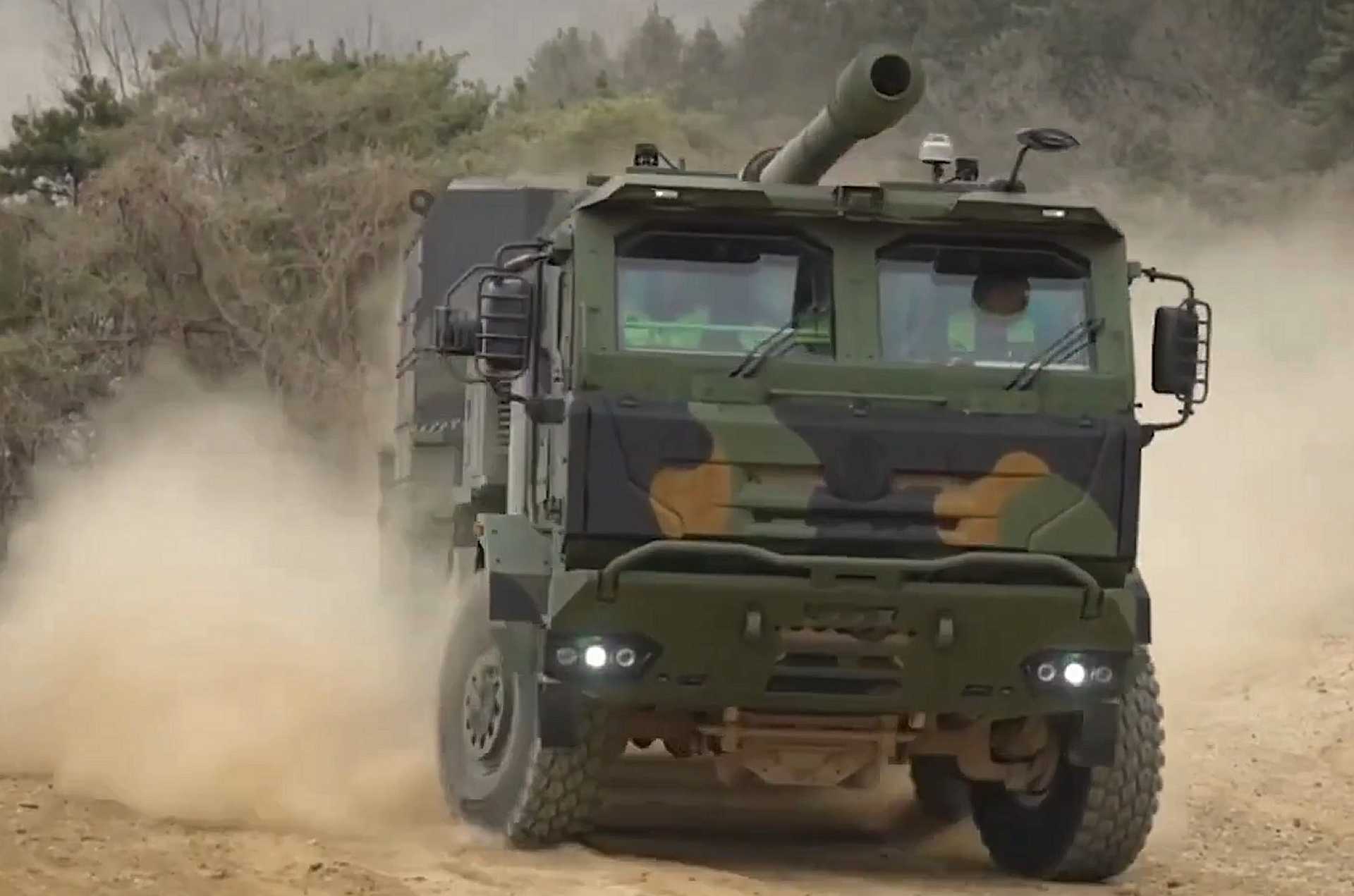 South Korea’s Hanwha K9MH wheeled howitzer makes its U.S. Army debut with prototype delivery for the new Mobile Tactical Cannon artillery program.