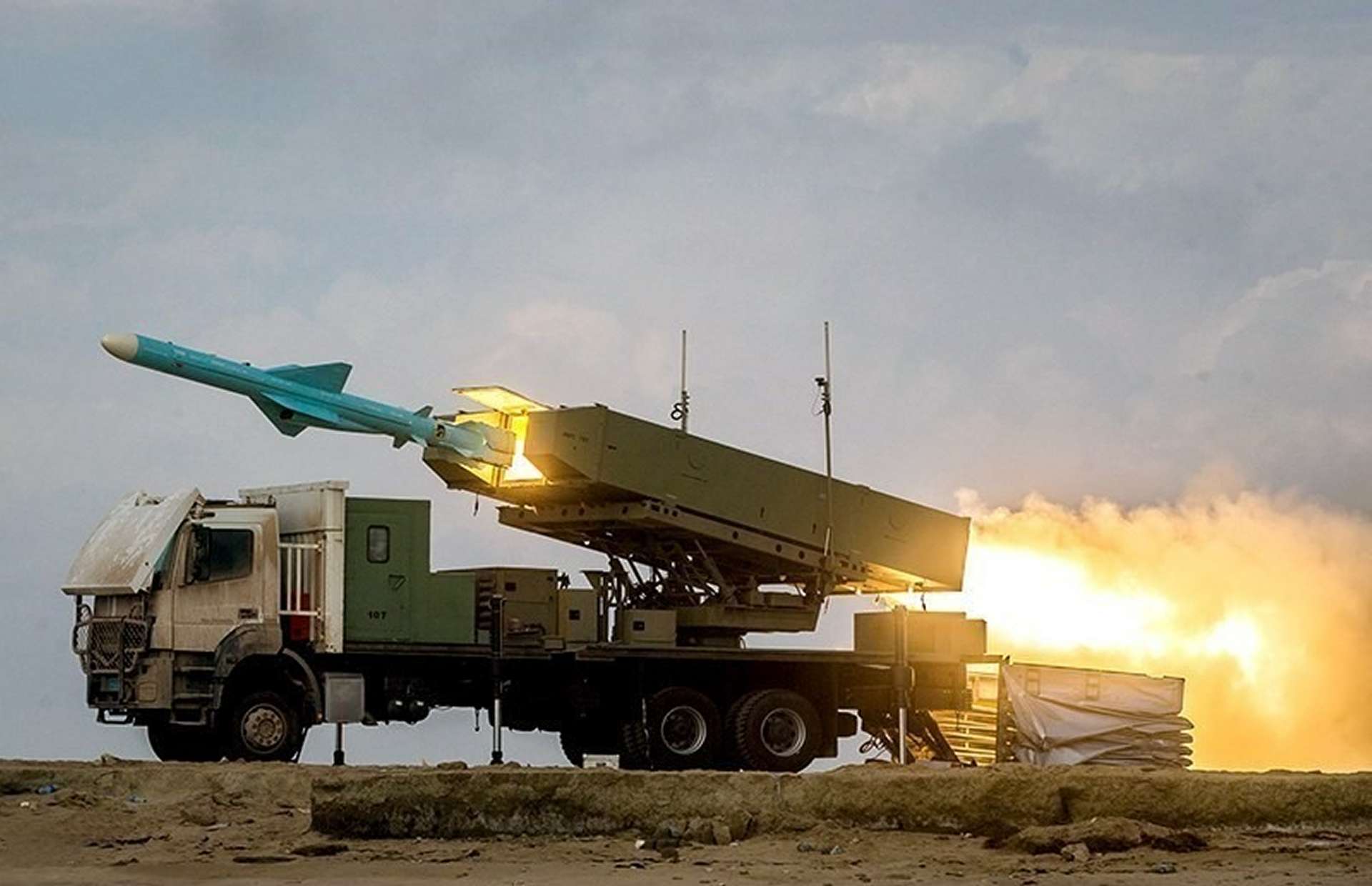 Iran’s naval and air defense strategy fuses mines, submarines, coastal anti-ship cruise and ballistic missiles, swarm tactics, and layered SAMs to turn the Strait of Hormuz into a high-risk “magazine-drain” fight, designed to pressure U.S. carriers, Aegis destroyers, tankers, and supporting ISR and tanker aircraft through saturation and dispersed, survivable launchers (Picture source: Tasnim).
