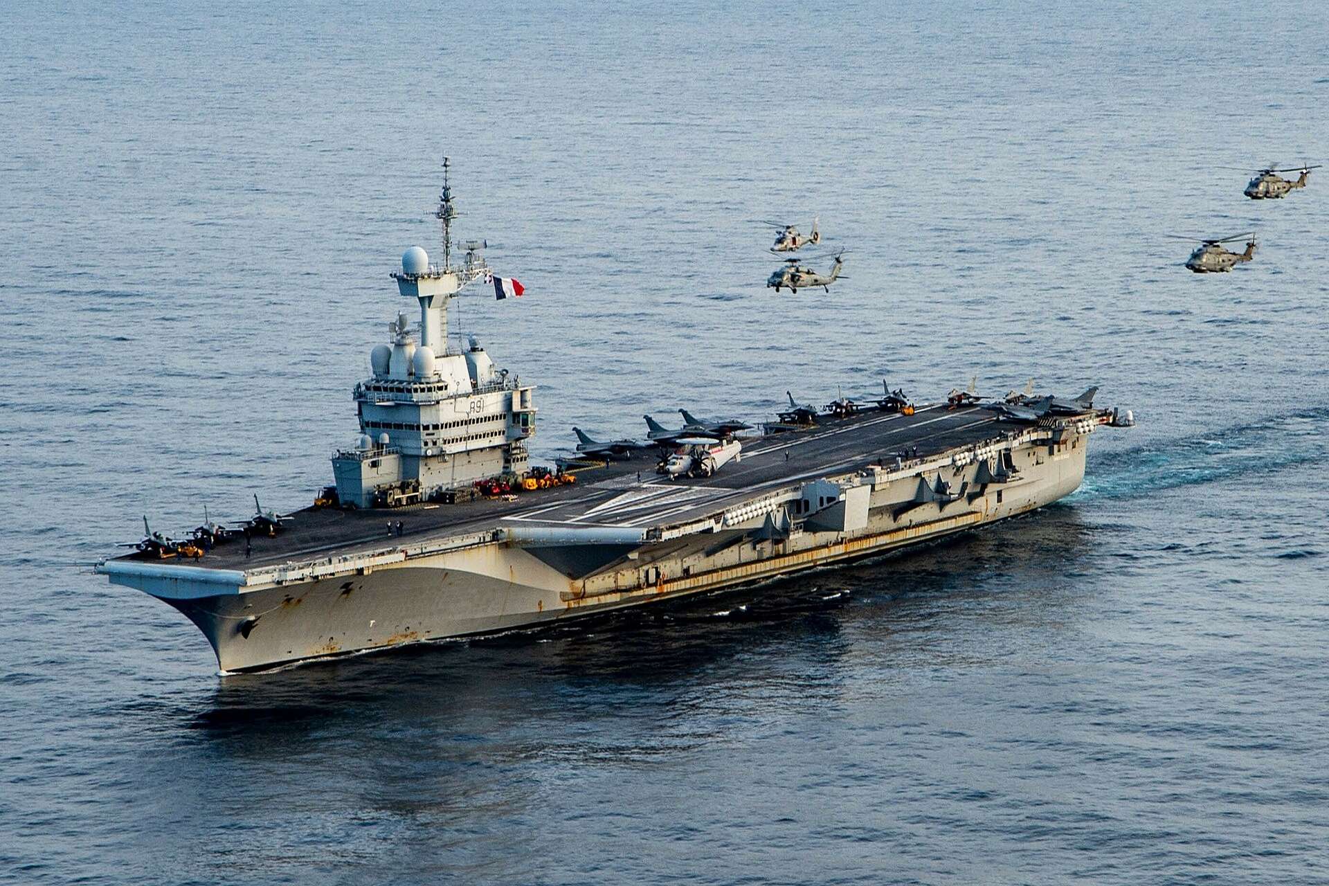 Swedish forces jammed a suspected Russian drone that approached France’s nuclear-powered aircraft carrier Charles de Gaulle while it was alongside in Malmö during NATO-linked drills, highlighting the Baltic’s growing role as a contested space for reconnaissance, electronic warfare, and deterrence against Russian gray-zone pressure (Picture source: U.S. Navy).