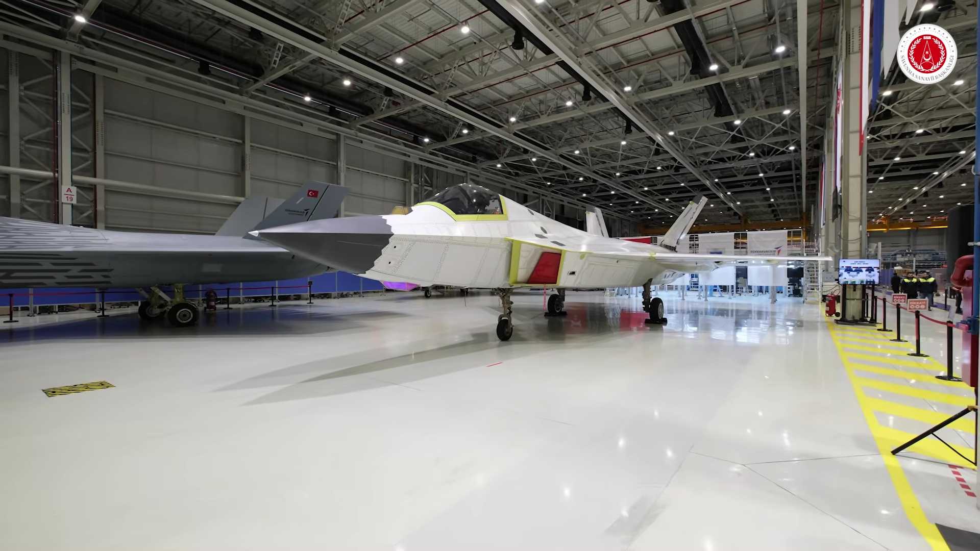 The fuselage rear geometry of the second Kaan prototype shows modified slope lines, and the air intake has been repositioned further aft toward cockpit level, creating wider fuselage sides beneath the cockpit that may accommodate side radar installations. (Picture source: SSB)