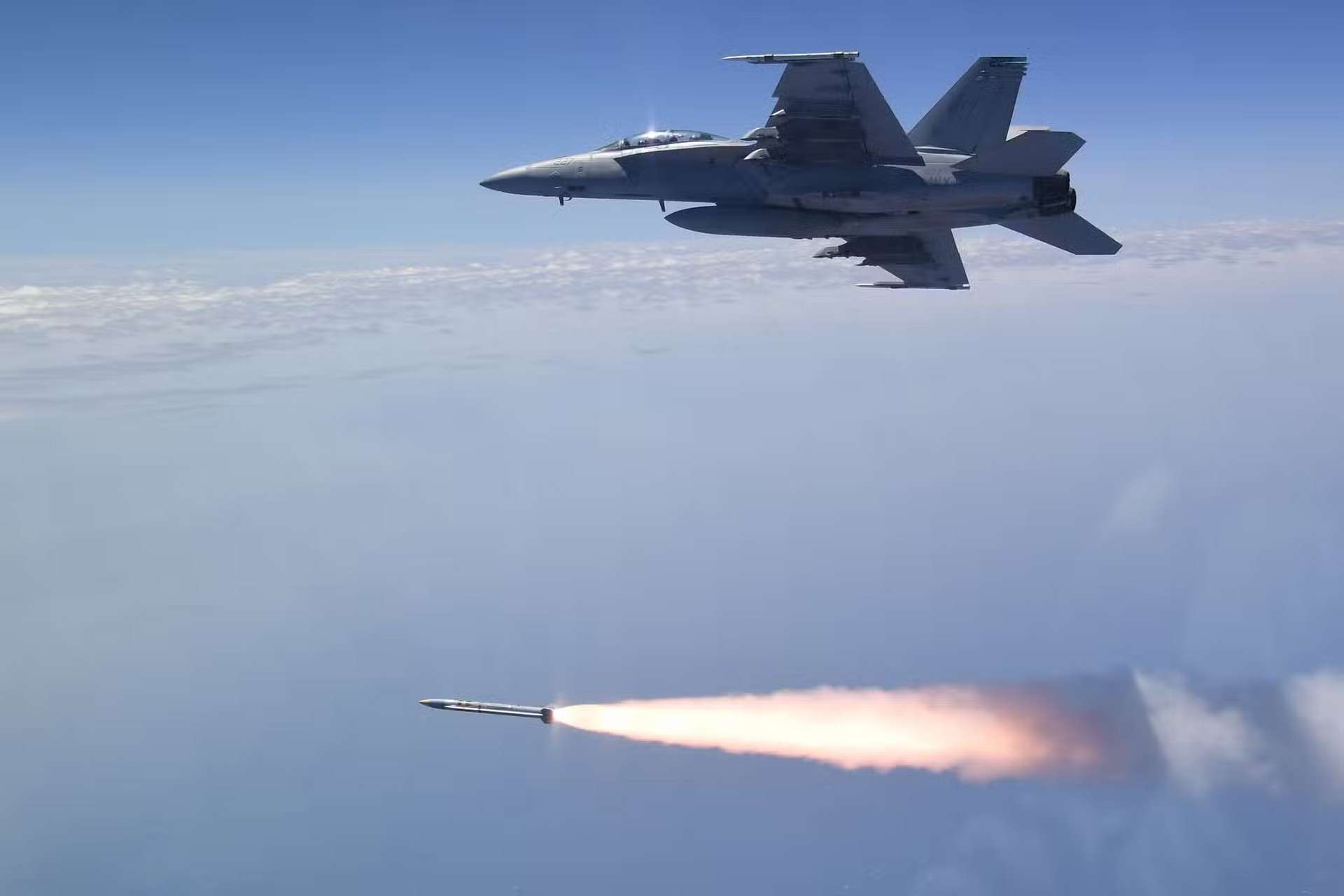 AARGM-ER equips NATO-capable fighters with a long-range, jam-resistant anti-radiation strike that can home on emitting radars, continue to the target when they shut down using inertial navigation, then finish the attack with millimeter-wave terminal guidance to suppress or destroy modern mobile air-defense systems (Picture source: U.S. Navy).
