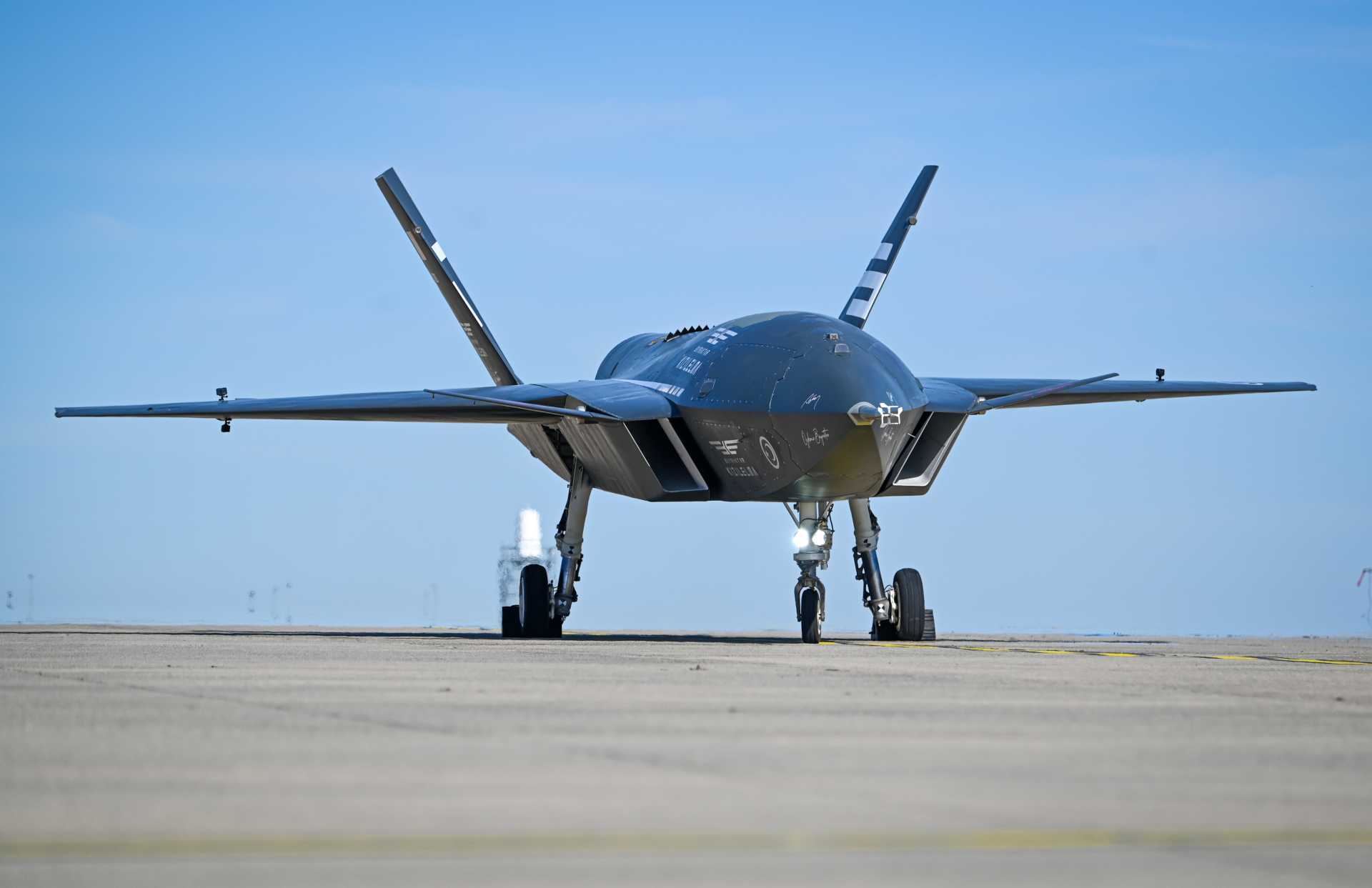 The Kizilelma employs a broad spectrum of air-to-air and air-to-surface munitions, giving the Turkish Air Force its first unmanned system capable of both radar-guided air combat and low-observable strike missions. (Picture source: Baykar)