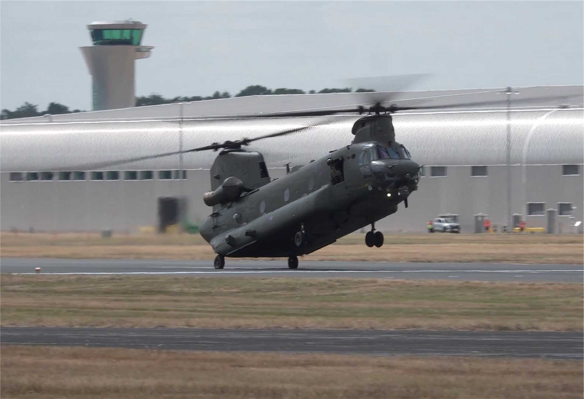A British Army CH-47 Chinook heavy-lift helicopter performs a dynamic flying demonstration during the Farnborough International Airshow (FIA) 2026, showcasing its exceptional maneuverability, lifting capability, and versatility in support of military transport and battlefield logistics missions. (Picture source: Army Recognition Group)