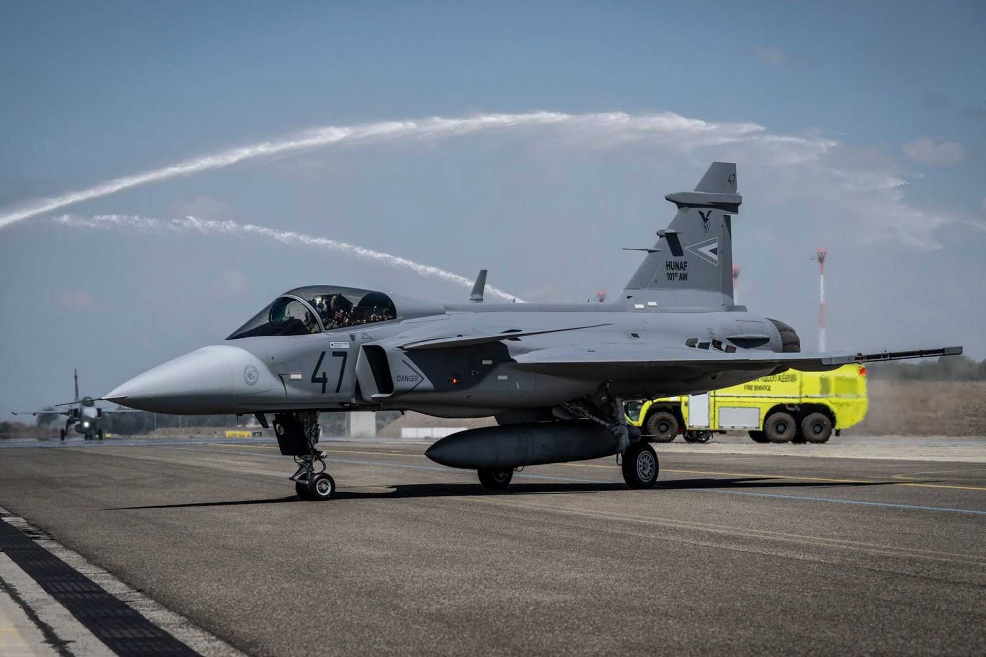 The Gripen C/D was designed to require fewer maintenance personnel, less ground equipment, and less fixed infrastructure than heavier Western fighter aircraft, which will help Ukraine operate under persistent Russian pressure against air bases. (Picture source: Hungarian MoD)
