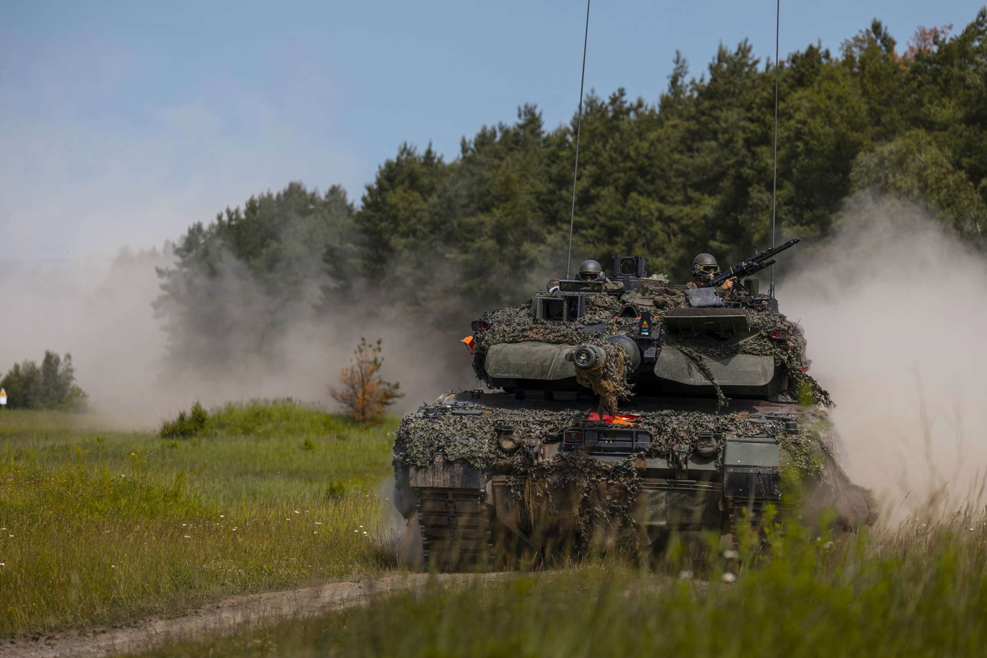 Dutch Leopard 2 tanks are adapting to drone-dominated warfare by combining camouflage, counter-drone protection, electronic discipline and networked combat support to survive and maneuver on modern battlefields (Picture Source: Dutch MoD)