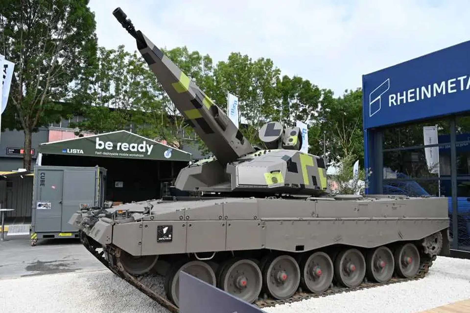Romania has ordered 24 Rheinmetall Skyranger 35 air defense systems mounted on Lynx KF41 infantry fighting vehicles to strengthen mobile protection against drones, loitering munitions, cruise missiles, and low-flying aircraft along NATO’s southeastern flank (Picture source: Army Recognition Group).