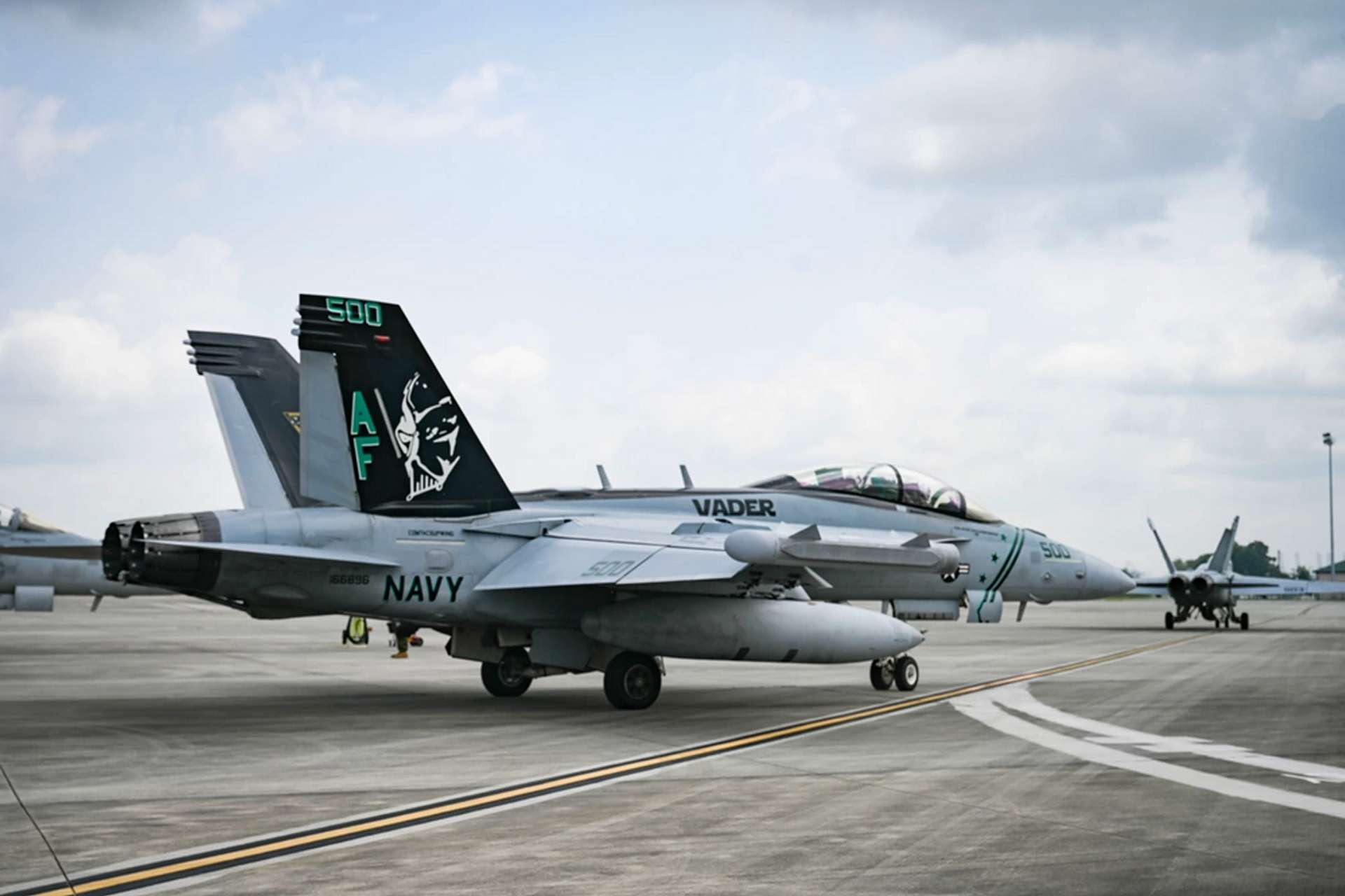 Australia’s $250 million U.S. training package will sustain RAAF F/A-18F Super Hornet strike fighters and EA-18G Growler electronic attack aircraft, reinforcing crew readiness, maintenance capacity, and interoperability for long-range strike and electromagnetic warfare missions in the Indo-Pacific (Picture source: U.S. DoW).