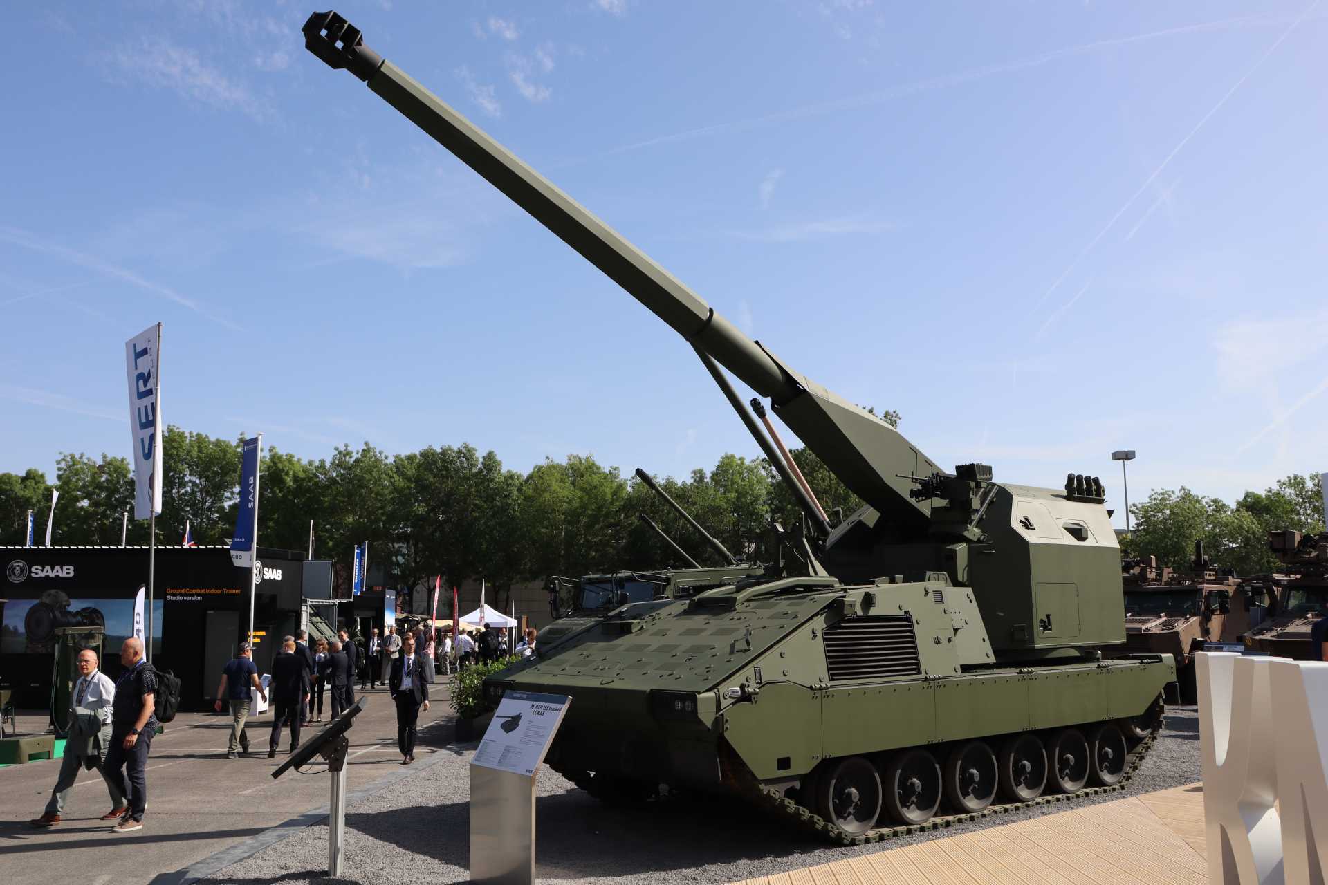 The KNDS LORAS introduces a longer 58-calibre 155 mm barrel with an expanded chamber to extend conventional firing up to 100 kilometers, while preserving a full interoperability with existing NATO ammunition inventories. (Picture source: Army Recognition)