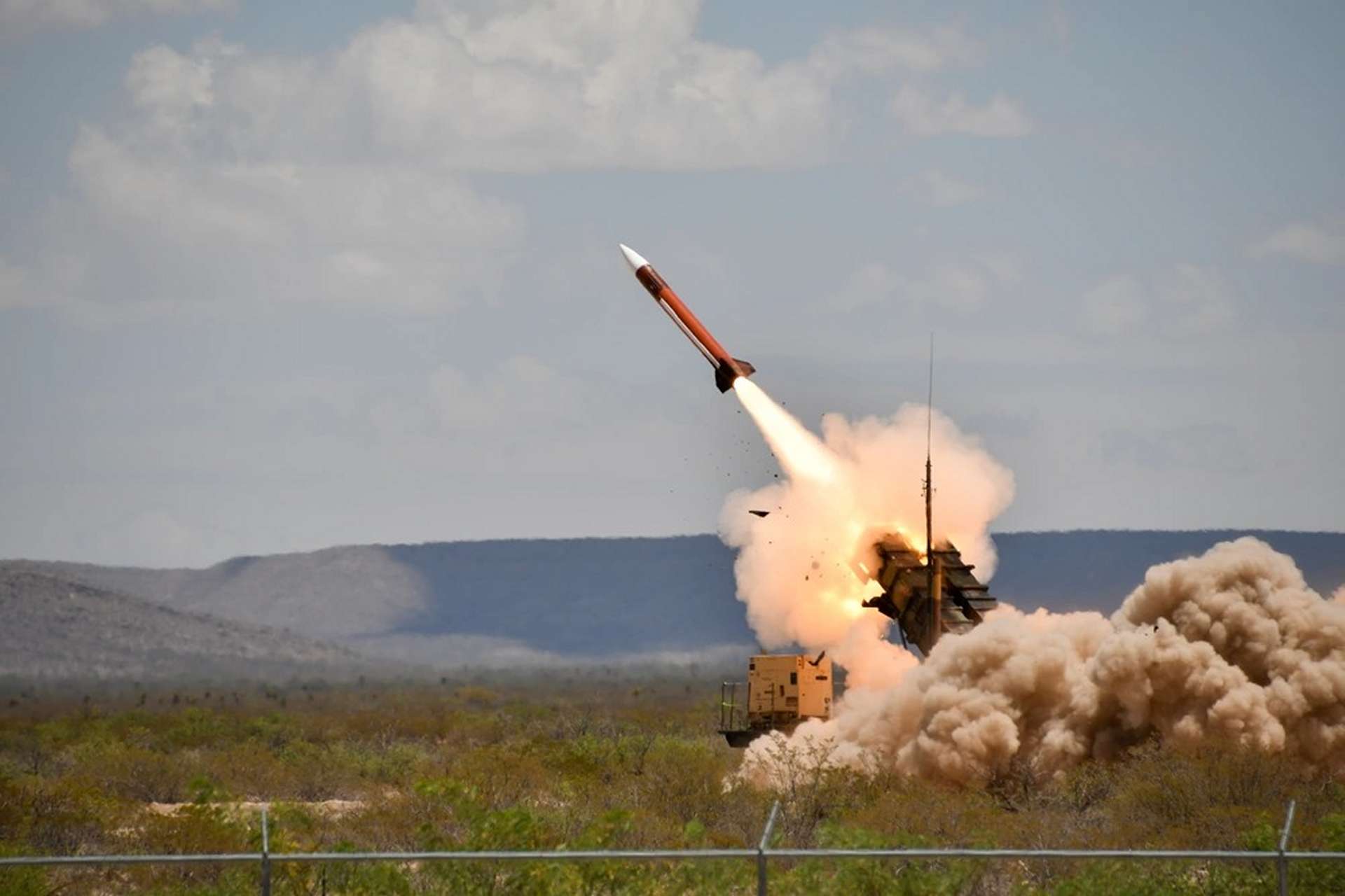 Raytheon’s new U.S. Army FMS contract will deliver Patriot hardware kits and field support to keep the UAE’s air and missile defenses at high readiness, strengthening its ability to defeat Iranian-linked ballistic missile, cruise missile, and drone threats and protect critical infrastructure as regional tensions rise (Picture source: U.S. DoW).