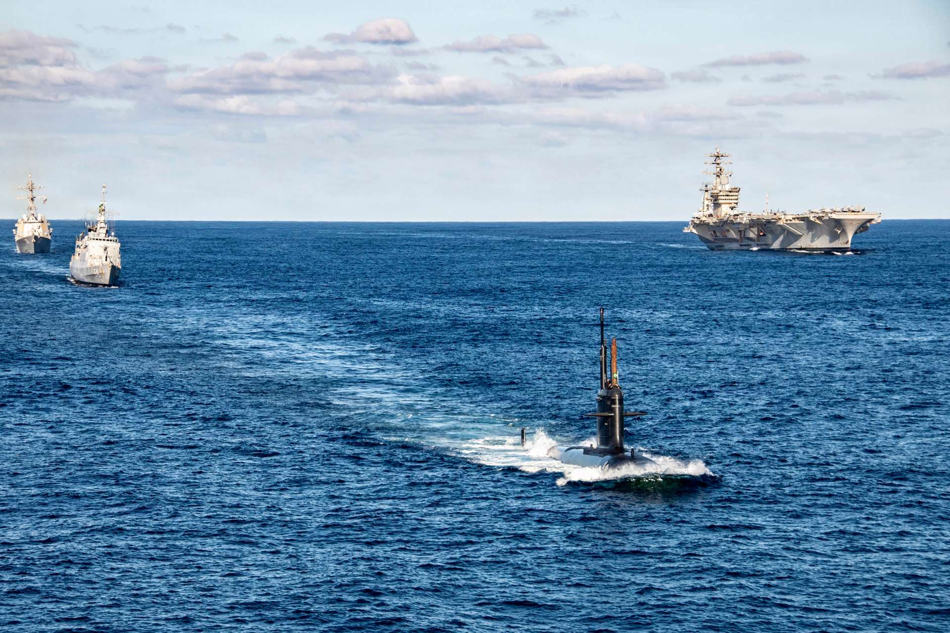 Brazilian Navy submarine BNS Humaitá and frigate Defensora operate with USS Nimitz and USS Gridley in the Atlantic during Southern Seas 2026, testing carrier escort procedures, anti-submarine warfare coordination, air defense, and tactical interoperability between the Brazilian and U.S. navies (Picture source: U.S. Navy).