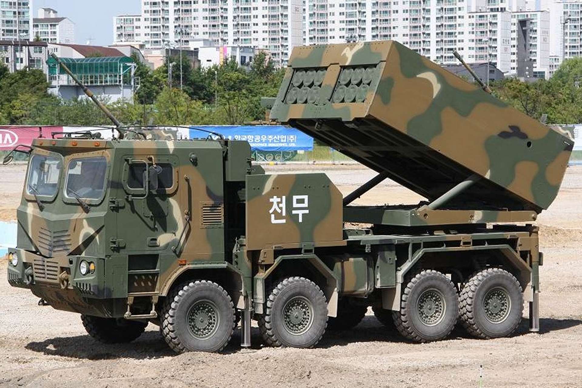 Estonia will buy three additional South Korean K239 Chunmoo multiple rocket launchers, raising its planned fleet to nine systems and expanding its ability to conduct precision strikes with guided rockets and tactical ballistic missiles at ranges up to 290 km (Picture source: Hanwha Aerospace).