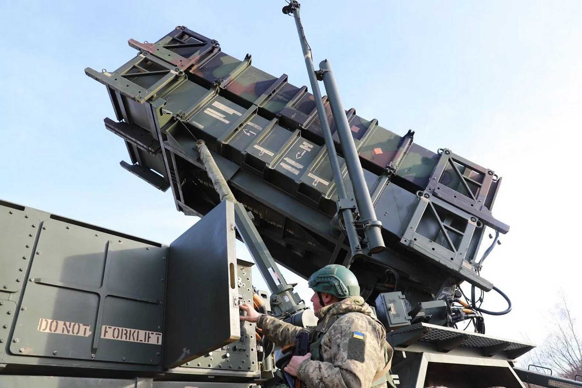 A Ukrainian Patriot air defense missile system highlights combat experience against Russian missile threats and supports the development of Lockheed Martin’s PAC-3 Edge interceptor, with improved range, altitude, and maneuverability. (Picture source: Ukrainian Armed Forces / Wikimedia Commons)