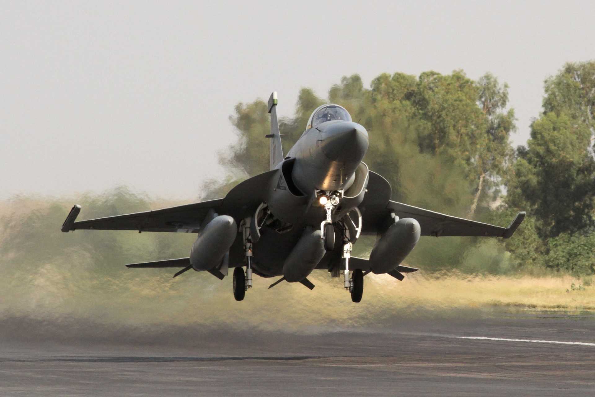 Oman opens talks with Pakistan and China about the purchase of JF-17 Thunder fighter jets despite already operating American F-16s and European Eurofighter Typhoons, although no acquisition agreement has been confirmed. (Picture source: Pakistan Air Force)