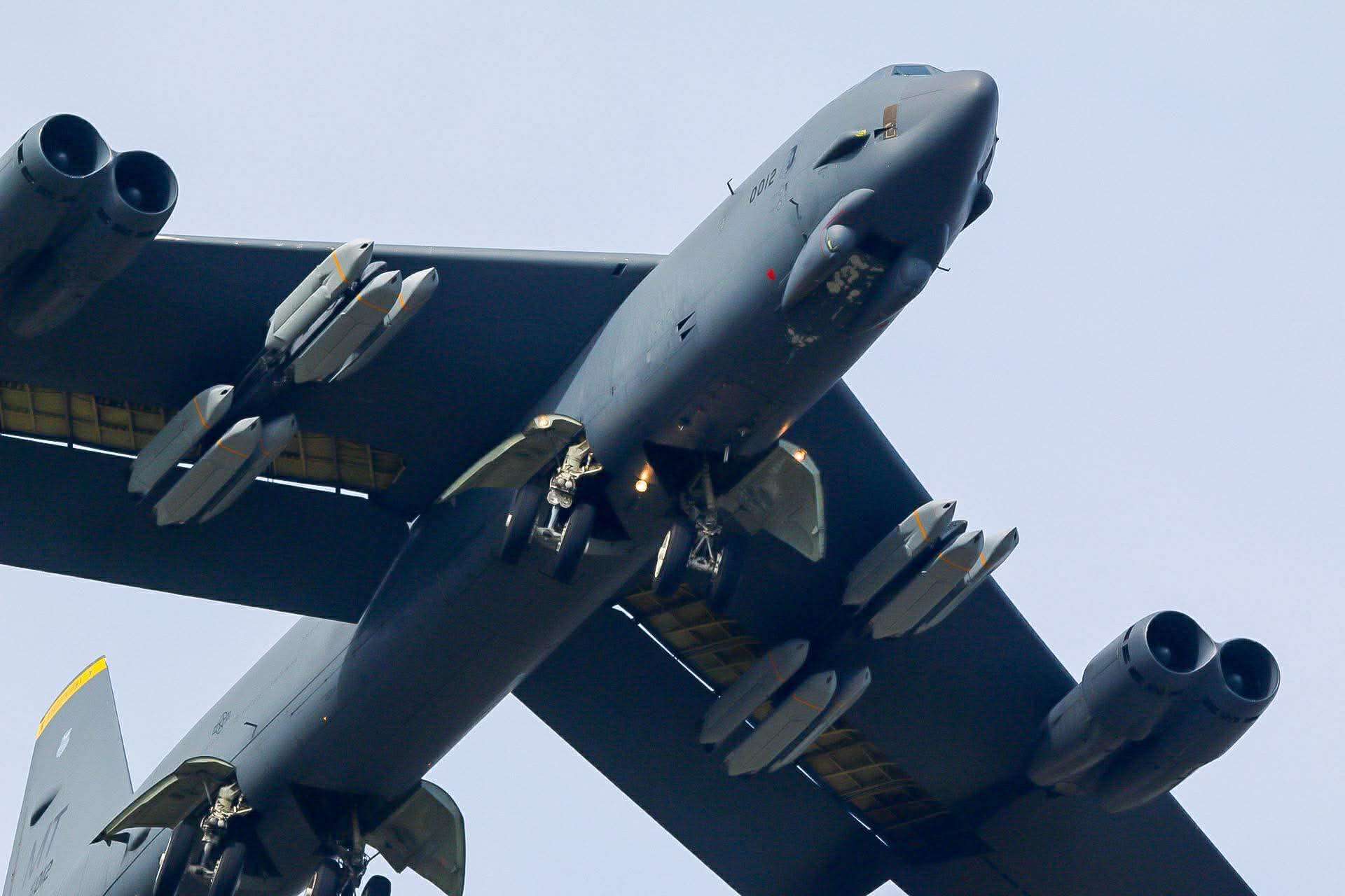 A U.S. Air Force B-52H Stratofortress flies with multiple AGM-158 JASSM stand-off missiles mounted on its wing pylons. The missiles shown are JASSM weapons and not AGM-158C LRASM (Picture Source: X-account @TallGlenn85)