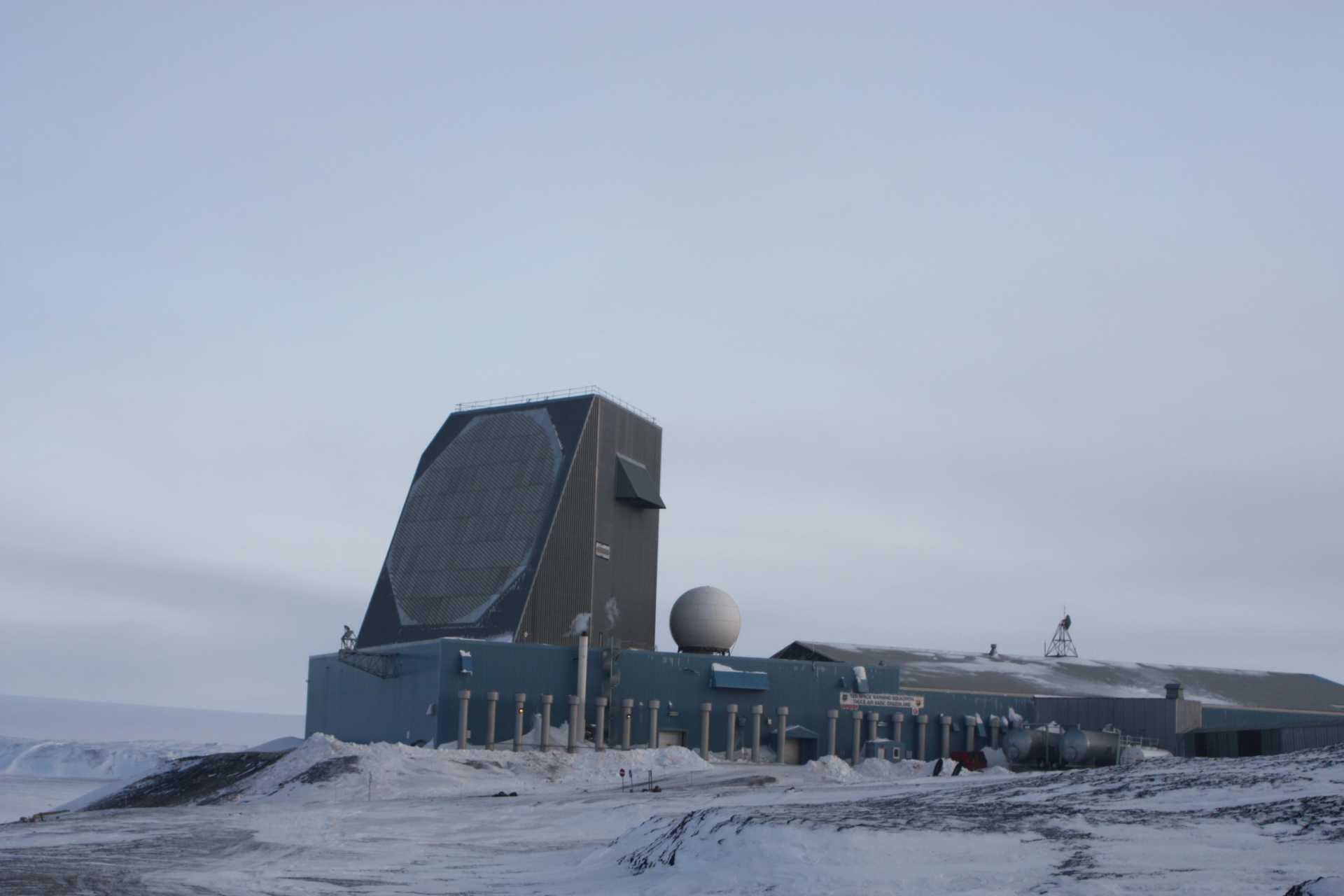 Raytheon will modernize eight strategic radars of the U.S. Space Force to improve the detection of ballistic missile attacks, track more missiles and objects in space simultaneously, and deliver faster, more accurate tracking data for missile warning and defense operations. (Picture source: US DoD)