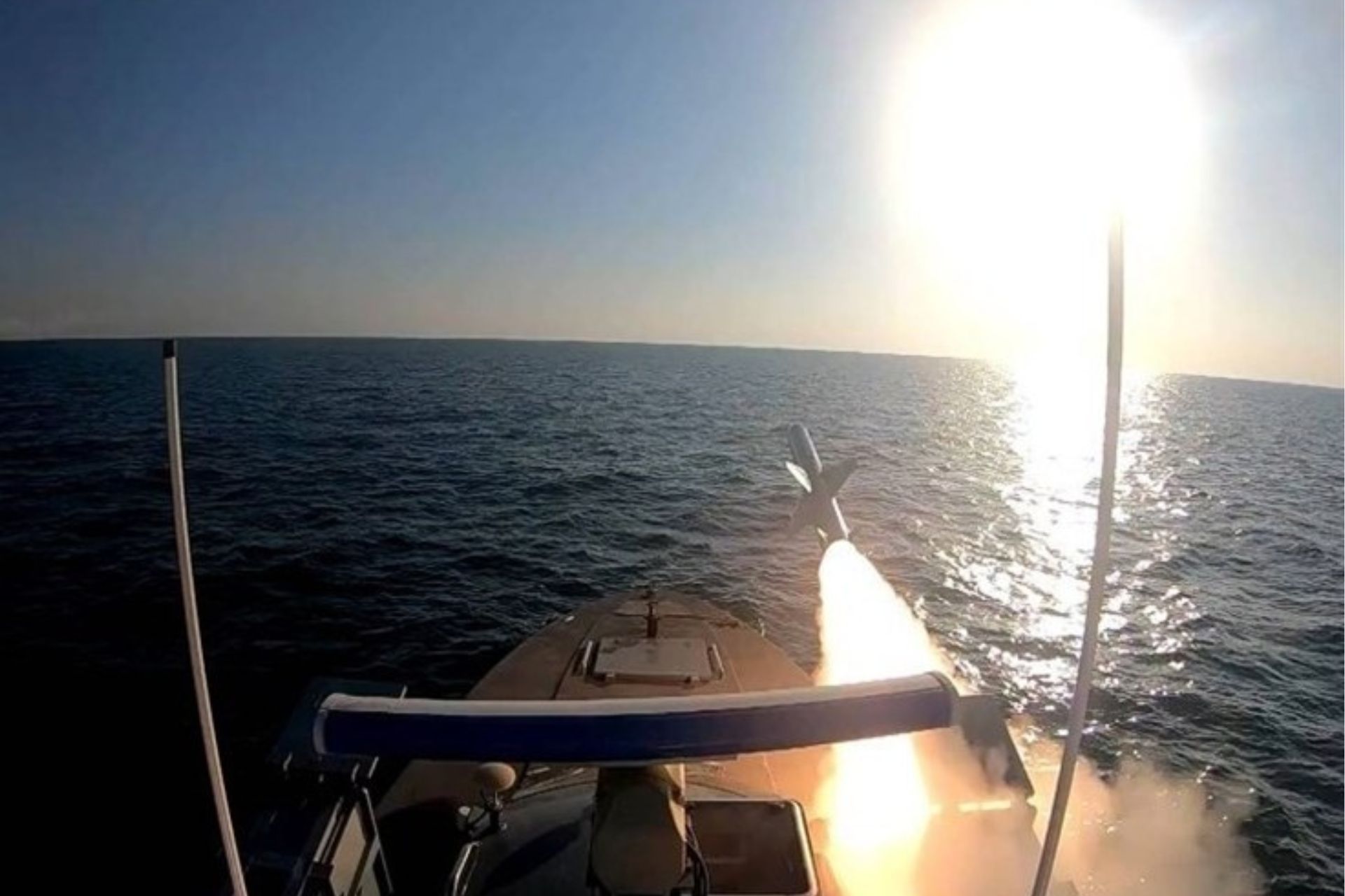 IRGC naval forces operating in the Persian Gulf amid continuing tensions with U.S. forces around the Strait of Hormuz. (Picture source: Tasnim News Agency)