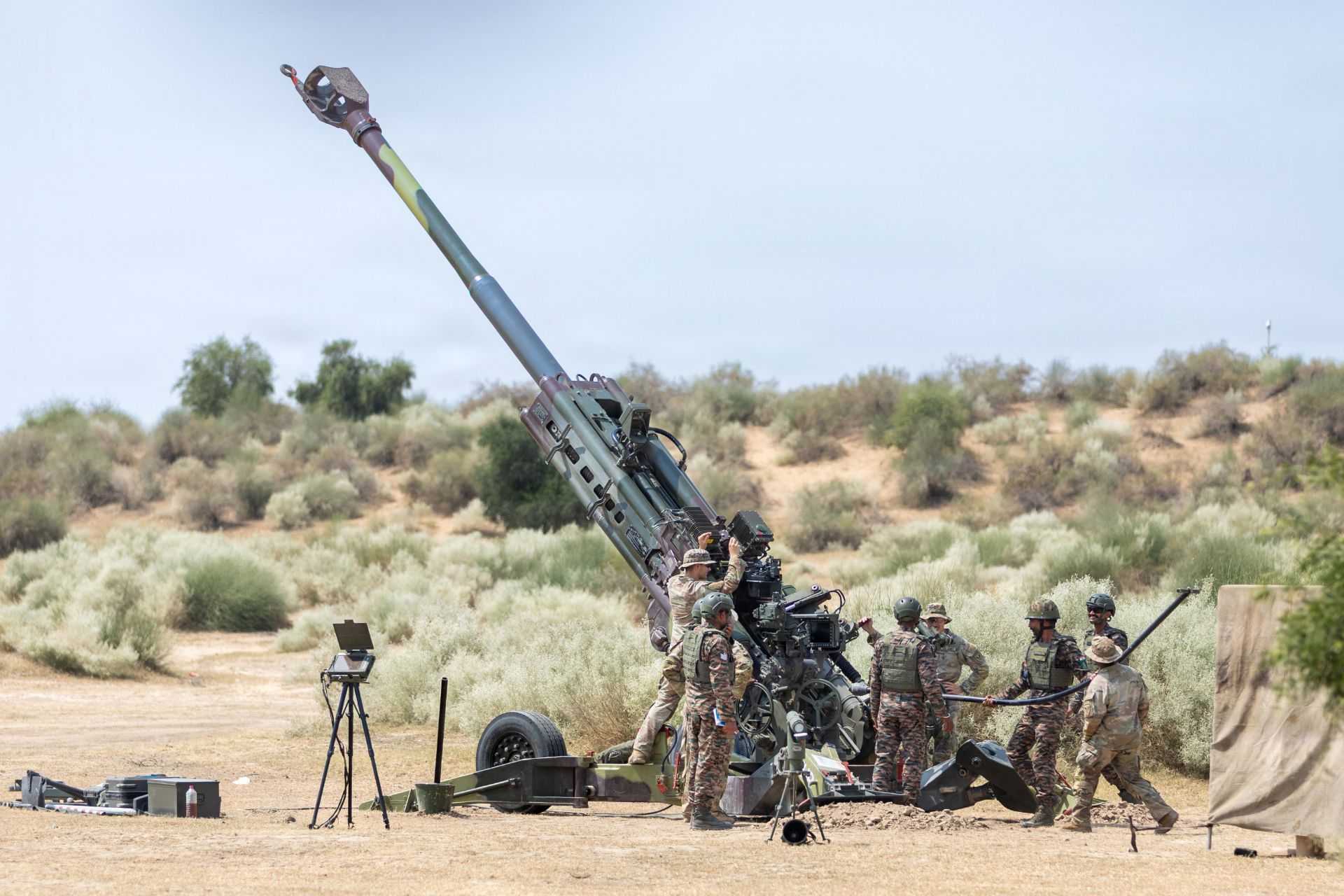 U.S. and Indian Army soldiers conduct maintenance on an M777 155 mm howitzer during bilateral artillery training at Mahajan Field Firing Range in Rajasthan on Sept. 19, 2026, as part of Yudh Abhyas 2026. (Picture source: US DoD)