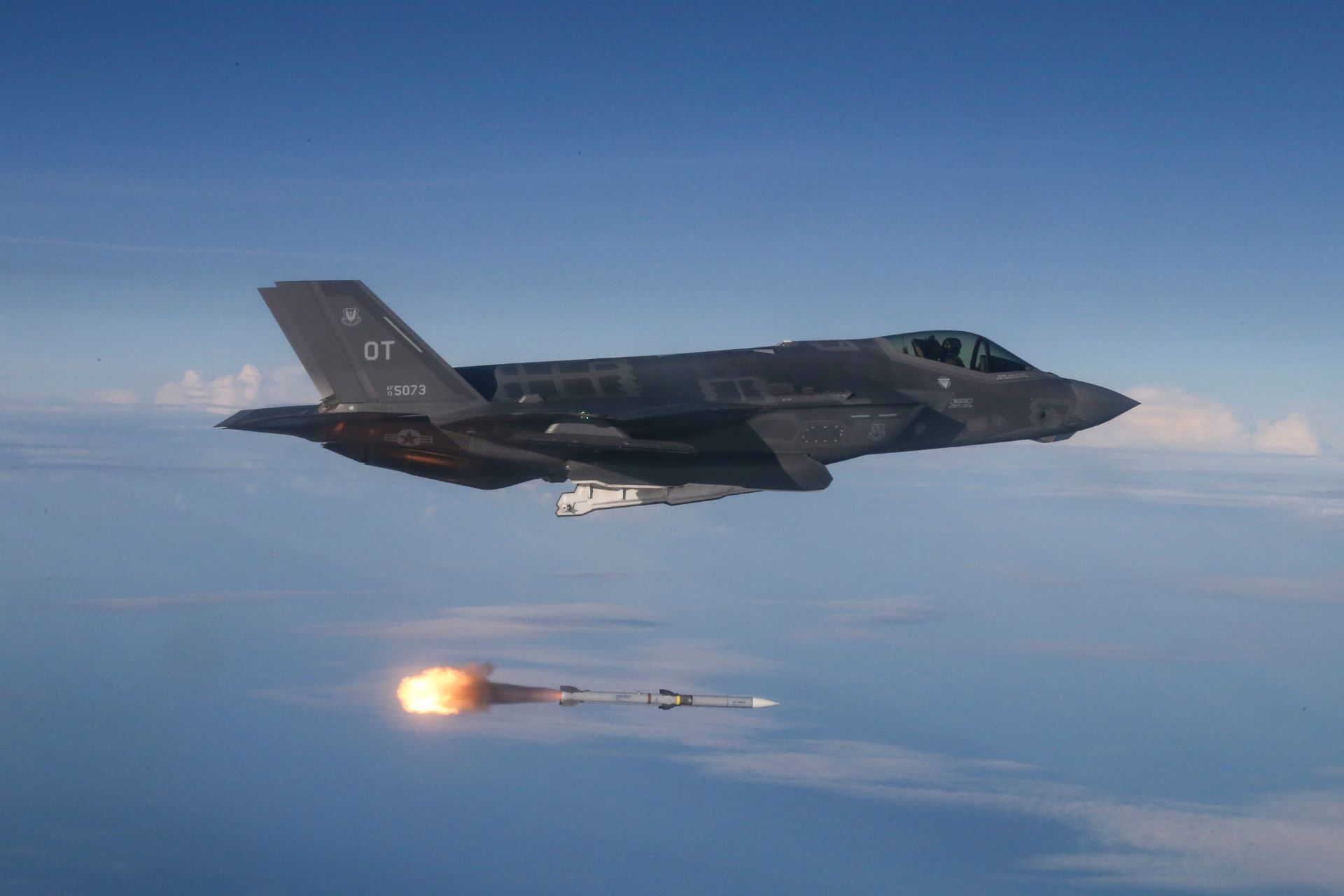 A U.S. Air Force F-35A Lightning II releases an AIM-120 AMRAAM during a live-fire test against a QF-16 target over the Gulf of Mexico on June 12, 2018. (Picture source: US DoD)