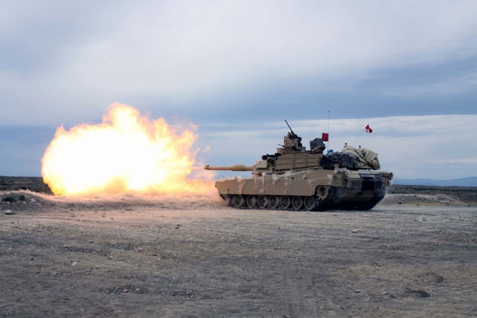 A U.S. Army M1A2 SEP Abrams tank assigned to the 3rd Battalion, 116th Cavalry Regiment fires during training at Orchard Combat Training Center in Idaho in July 2013. The Oregon Army National Guard unit has now been redesignated as the 2nd Battalion, 186th Infantry Regiment and is transitioning from heavy armor to a mobile infantry structure equipped with Infantry Squad Vehicles. (Picture source: US DoD)