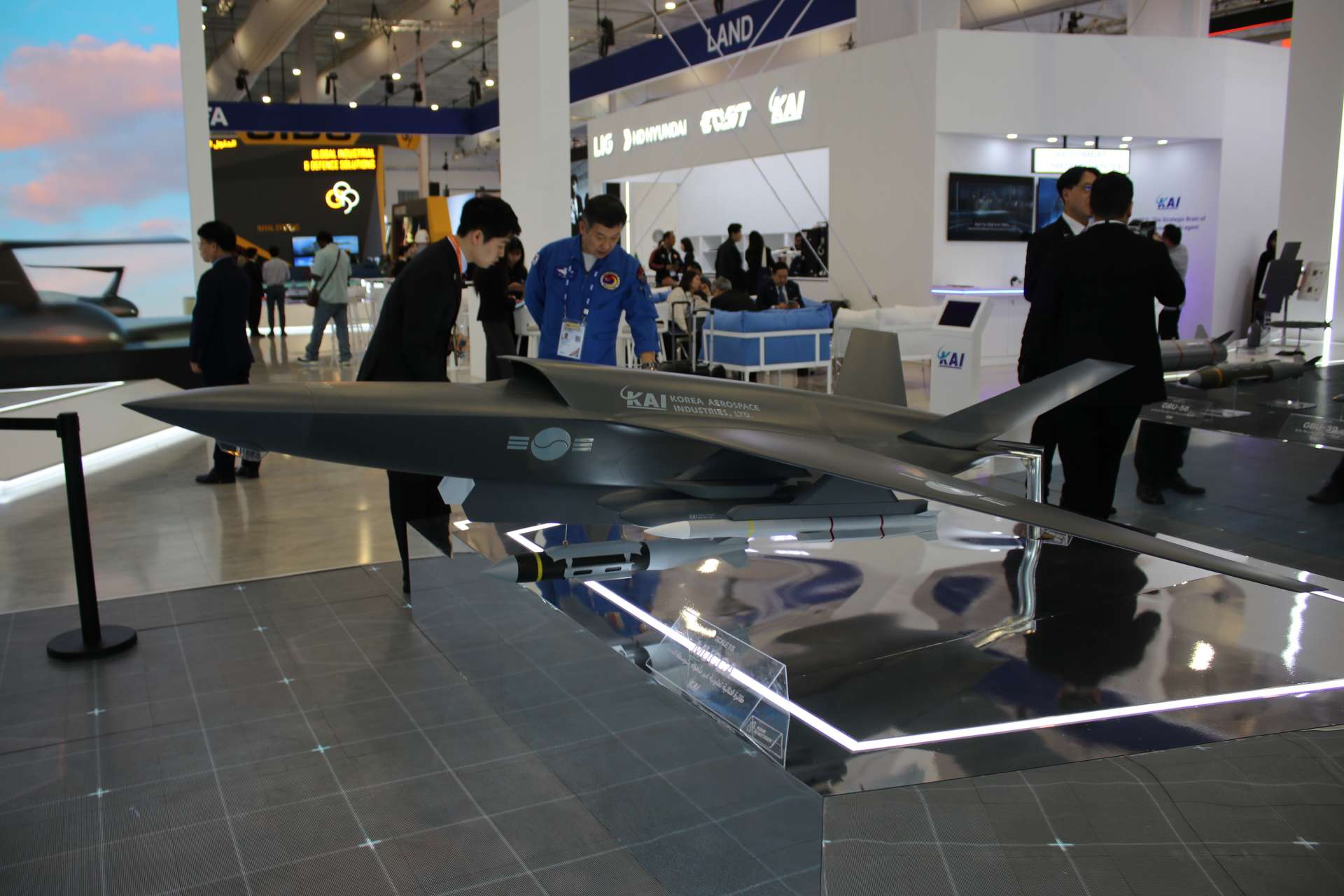 South Korea’s Korea Aerospace Industries has unveiled its MUCCA collaborative combat drone concept in Riyadh, showcasing a modular wingman platform designed to escort fighters, carry precision weapons, and meet evolving Gulf air force requirements (Picture Source: Army Recognition Group)