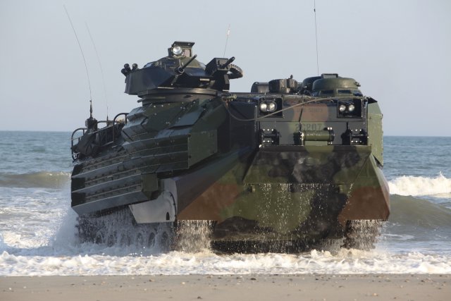 AAV 7 Amphibious Assault Vehicule Armored Personnel carrier United States US American Marines Corps 640 001