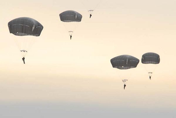 Le parachute individuel BAE Systems T-11 fournit une sécurité maximum pour les parachutistes grâce à un nouveau harnais et une plus grande voilure. Ce sera le remplaçant du parachute T-10 utilisé actuellement par les forces américaines, il permettra de supporter des charges plus importantes et d’obtenir une meilleure stabilité lors de la descente. 