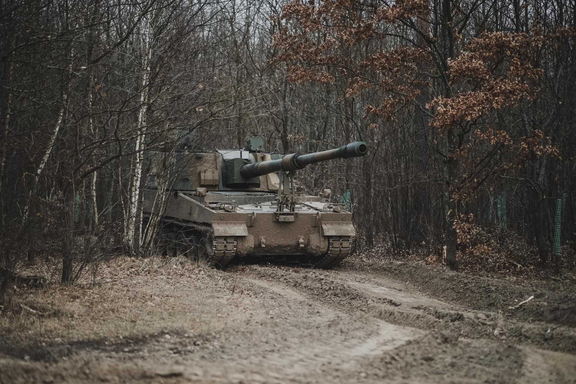 The latest deliveries originate from a broader framework agreement between the two countries signed in July 2022 that covers up to 672 K9A1 and K9PL self-propelled howitzers, forming one of the largest artillery procurement programs in Europe. (Picture source: 1 Mazurska Brygada)