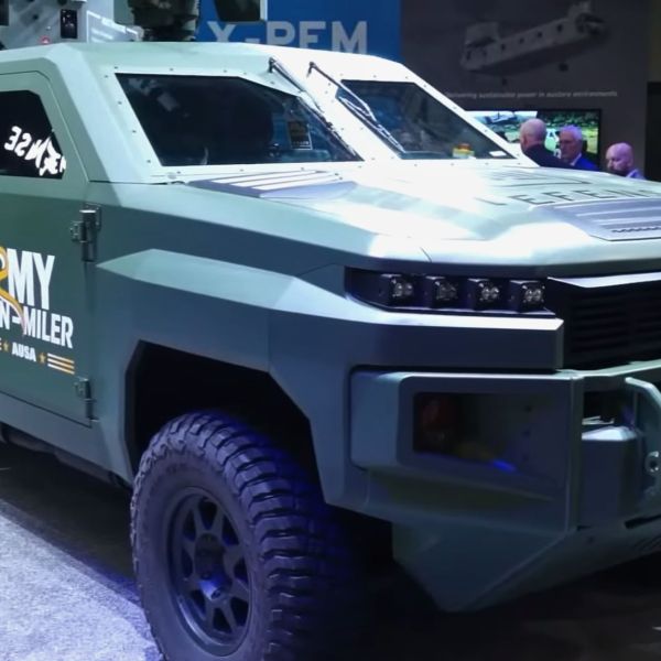 GM Defense's heavy-duty hybrid vehicle demonstrator at AUSA 2025 (Picture source: Army Recognition)