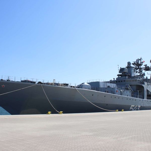Russian Navy frigate Marshal Shaposhnikov, a modernized Project 1155 combatant, combines long-range Kalibr and Oniks strike missiles, layered air defense, robust anti-submarine warfare systems, and Ka-27 helicopter support, giving Russia a versatile multi-mission surface combatant capable of power projection, sea control, and extended blue-water operations far from home waters (Picture source: Army Recognition Group).