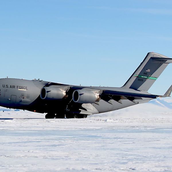 A US Air Force C-17 Globemaster III lands on Pegasus Runway at McMurdo Station in Antarctica during Operation Deep Freeze. The aircraft provides heavy airlift between Christchurch New Zealand and US facilities on the continent. (Picture source: U.S. DoD)