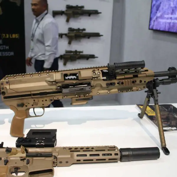 The M250A1 features a shorter 330 mm barrel for easier handling, a quick-change barrel handle for faster replacement during firing, a modified gas system to reduce carbon buildup, and reinforced components to improve durability and reliability. (Picture source: Army Recognition)