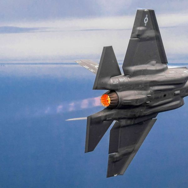 The Pentagon and Lockheed Martin are weighing a potential 10-year F-35 production and sustainment agreement aimed at stabilizing the supply chain and improving fleet readiness (Picture Source: USNI)