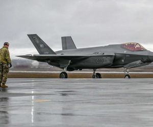 U.S. Airmen marshal an F-35A Lightning II at Pituffik Space Base, Greenland, on September 10, 2026, highlighting Greenland’s growing importance to U.S. Arctic defense as Washington, Copenhagen and Nuuk prepare a new security agreement.