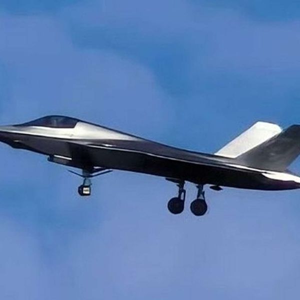 China’s J-35 carrier-based stealth fighter has emerged with an unusual mirror-like reflective coating, drawing comparisons with experimental surface treatments previously tested on U.S. F-22 and F-35C fighters (Picture Source: Chinese Social Media)