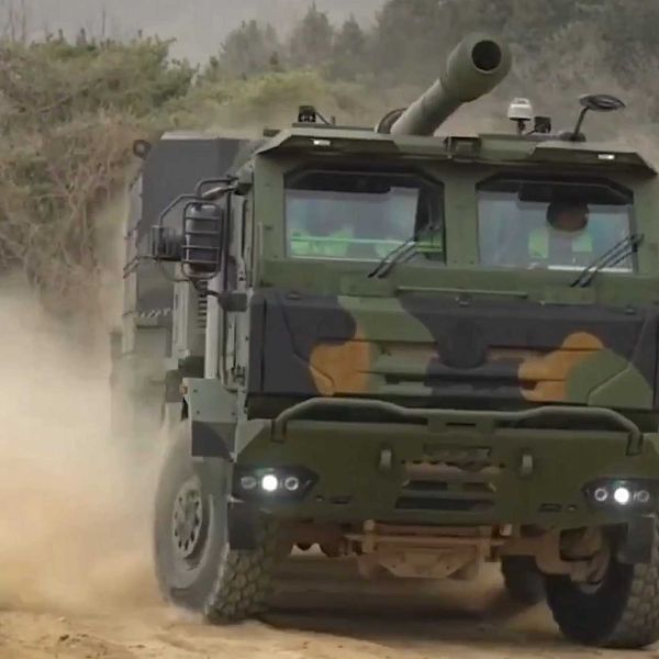 South Korea’s Hanwha K9MH wheeled howitzer makes its U.S. Army debut with prototype delivery for the new Mobile Tactical Cannon artillery program.